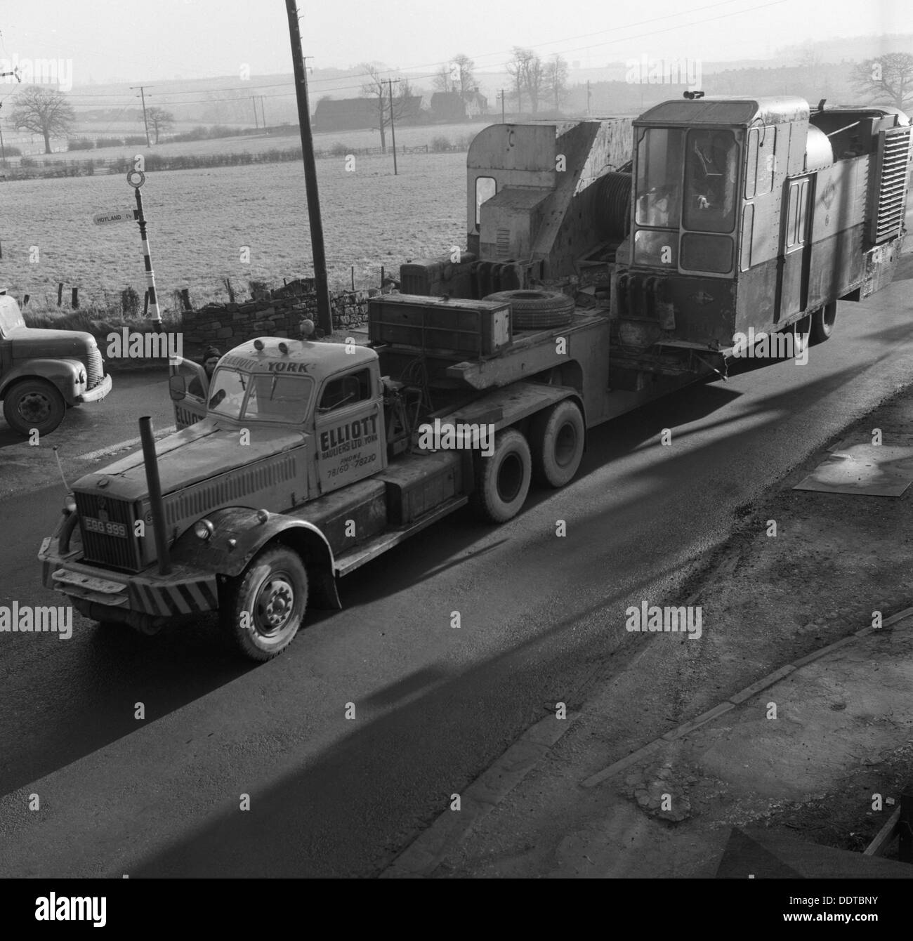 Anfang der 1940er Jahre Diamond T LKW ziehen eine große Last, South Yorkshire, 1962. Künstler: Michael Walters Stockfoto