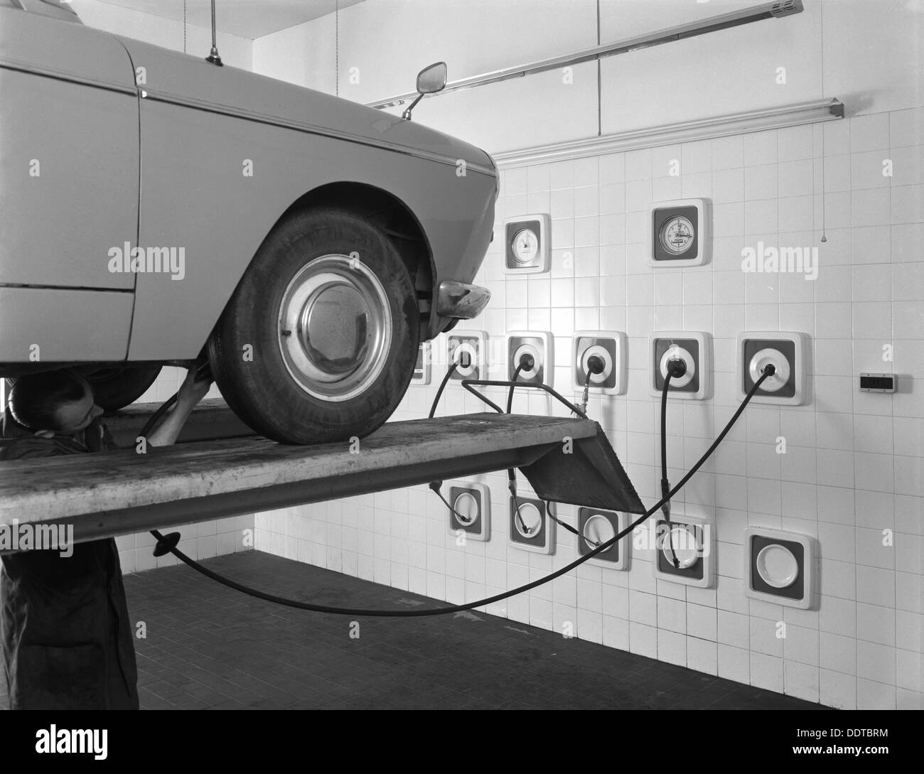 Einer traditionellen Schmierung Bucht und Mechaniker in einer Garage, Sheffield, South Yorkshire, 1965. Künstler: Michael Walters Stockfoto