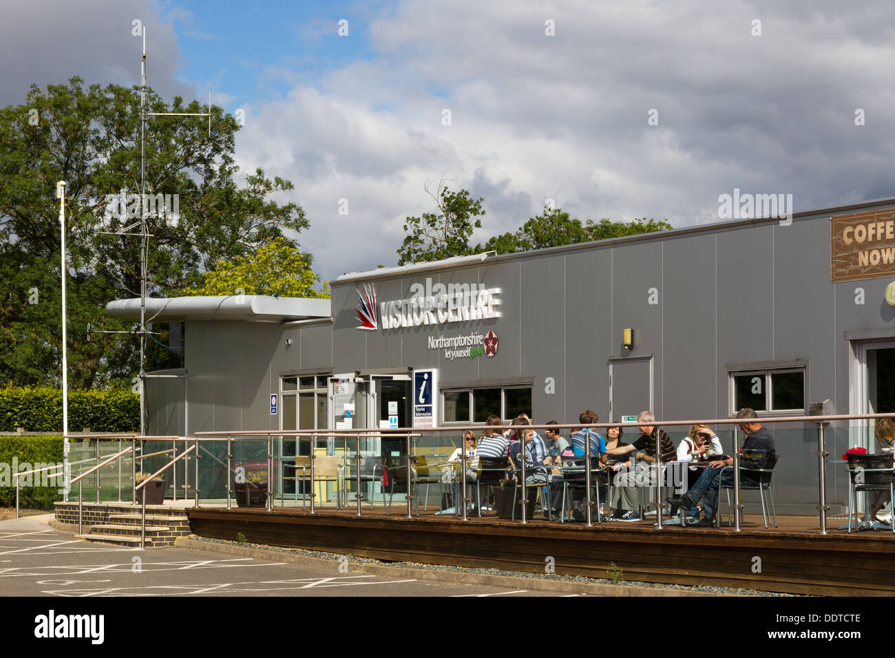 Das Silverstone-Besucherzentrum an der Rennstrecke in Towcester, England. Stockfoto
