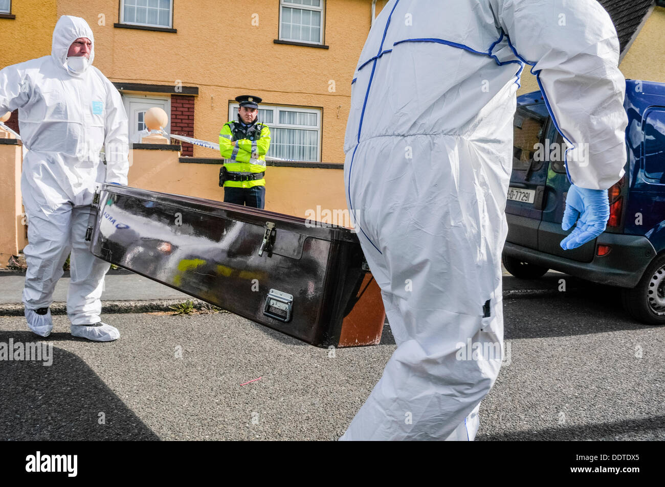 Bailieborough, County Cavan, Irland, 6. September 2013-zwei Forensik Offiziere tragen einen Sarg aus dem Hause der 54 Jahre alte Patricia Kierans wo ihr Körper zu den wartenden Leichenwagen entdeckt wurde.  Sie ermordet worden war"heftig" Credit: Stephen Barnes/Alamy Live News Stockfoto