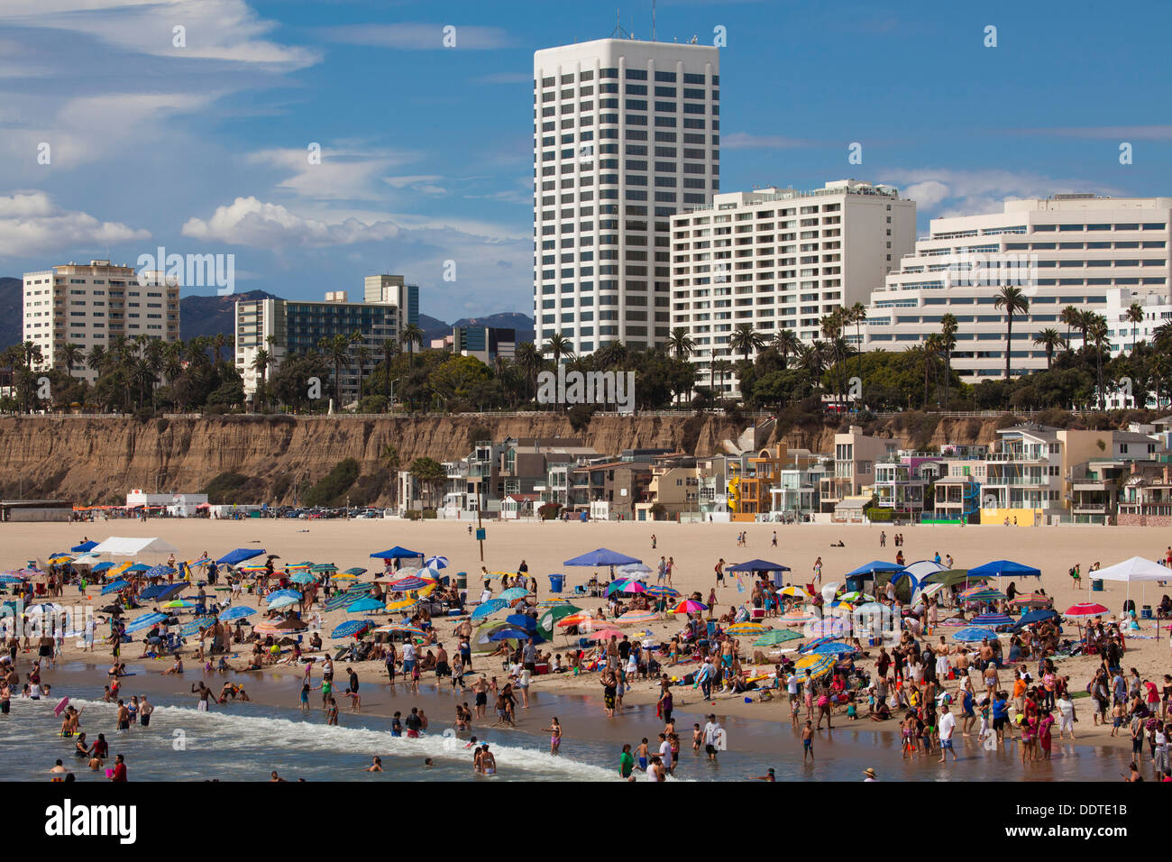 Menschenmassen am Labor Day, Ansicht von der Santa Monica Pier, Santa Monica, Los Angeles, California, Vereinigte Staaten von Amerika Stockfoto