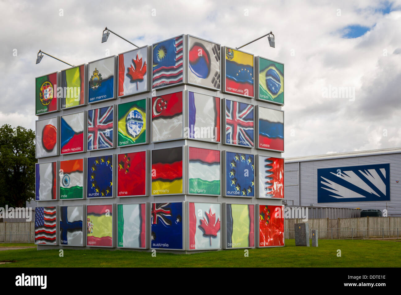 Melden Sie sich am Eingang zum Rennen in Silverstone mit Flaggen der Welt. Stockfoto
