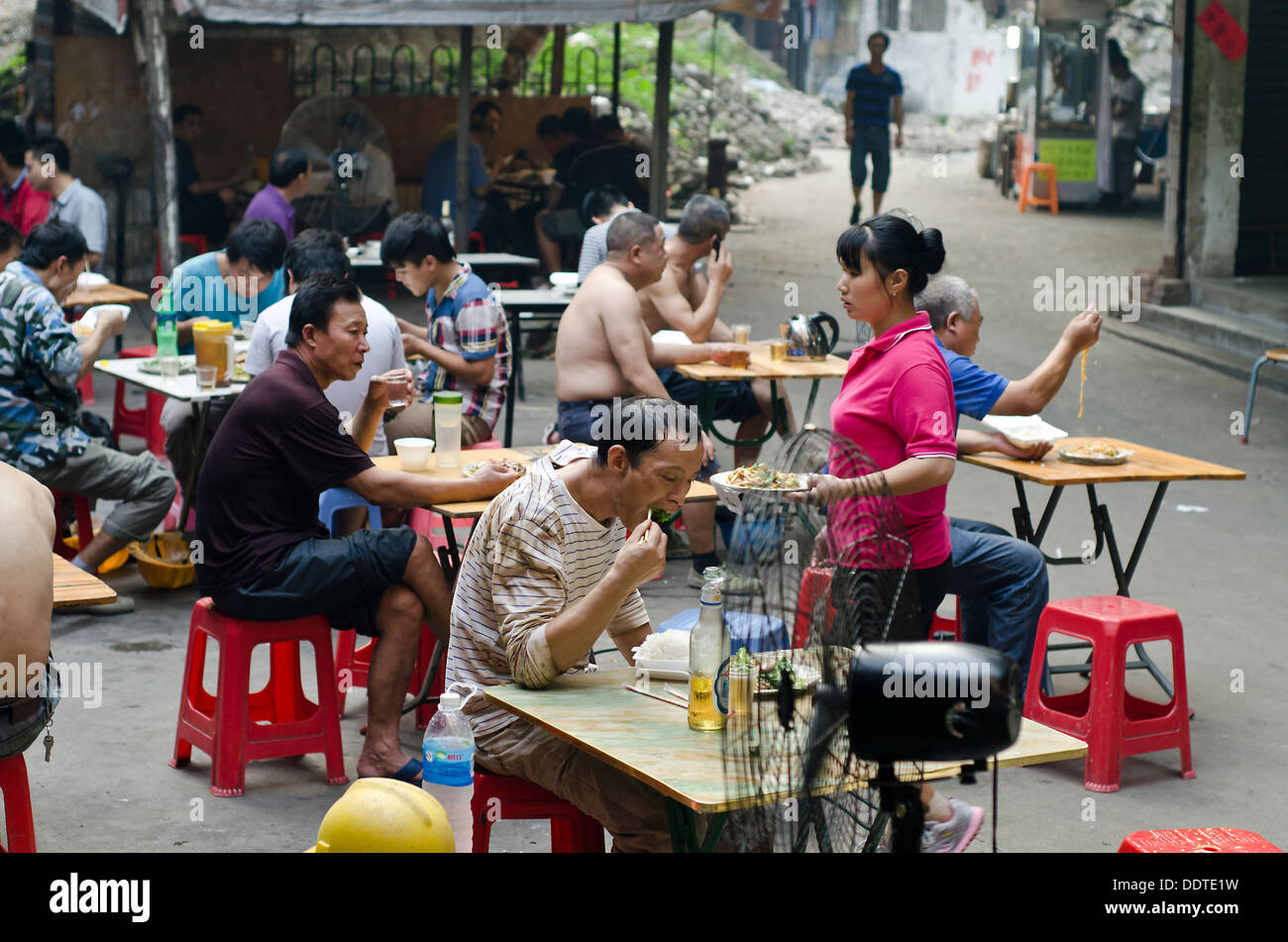Straße Restaurant beliebt bei den Bauarbeitern, Guangzhou, China Stockfoto