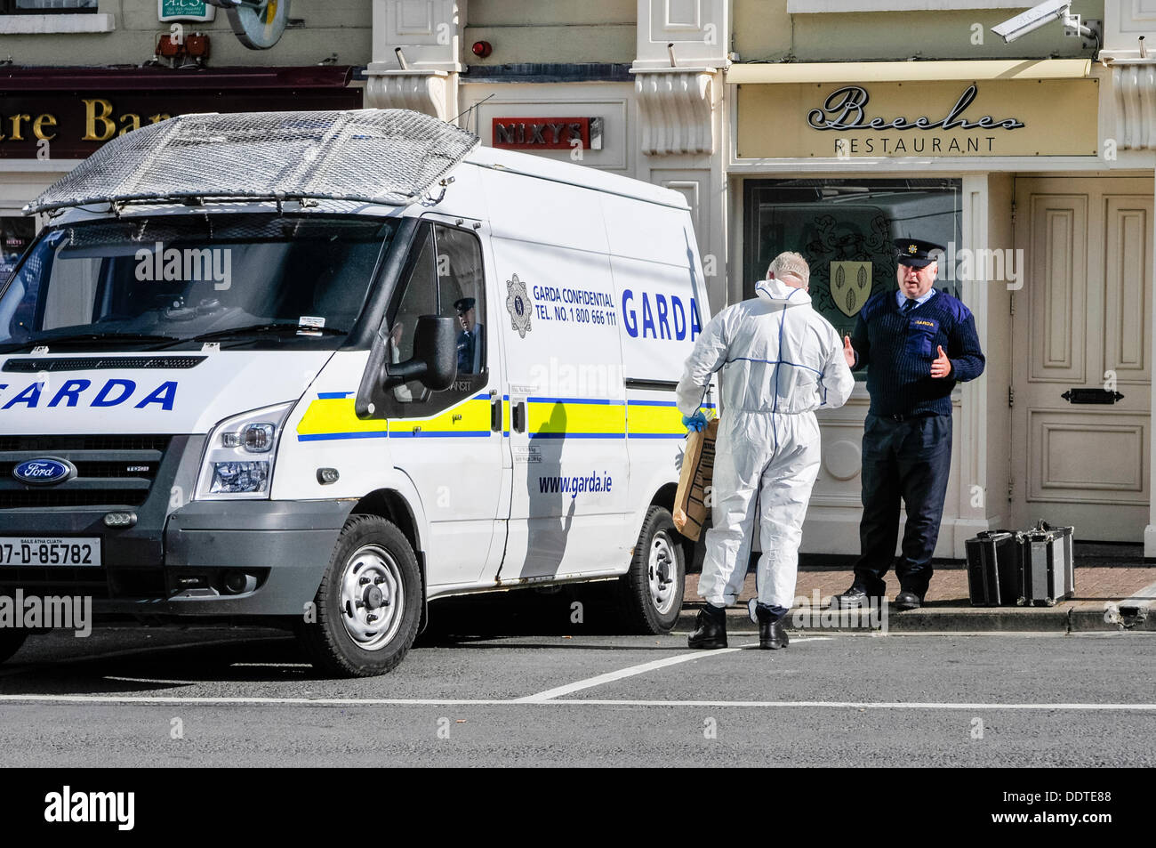 Bailieborough, County Cavan, Irland, 6. September 2013 - zwei Garda Offiziere vor The Square Bar, wo der noch-Ehemann der 54 Jahre alte Patricia Kierans verbarrikadiert sich mit einer Pistole für 8 Stunden nach der Entdeckung von ihr Körper Credit: Stephen Barnes/Alamy Live News Stockfoto