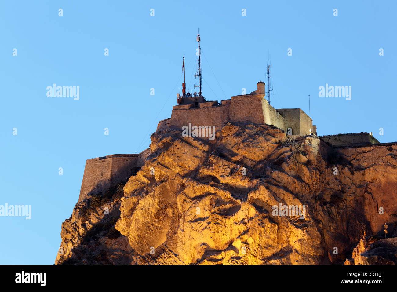 Burg oben auf dem Felsen, nachts beleuchtet. Alicante, Spanien Stockfoto