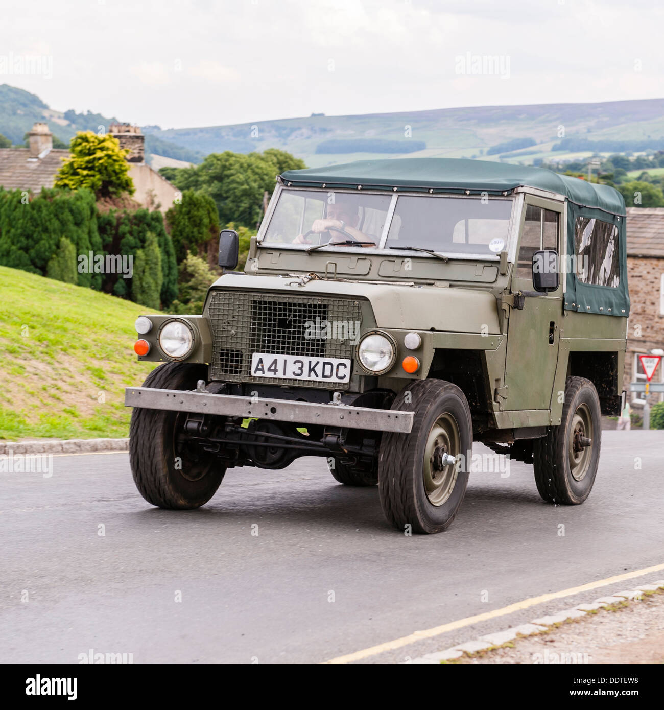 Ein Landrover durchquert zeigen Bewegung in das Dorf von Reeth im Swaledale, North Yorkshire, England, Großbritannien, Uk Stockfoto