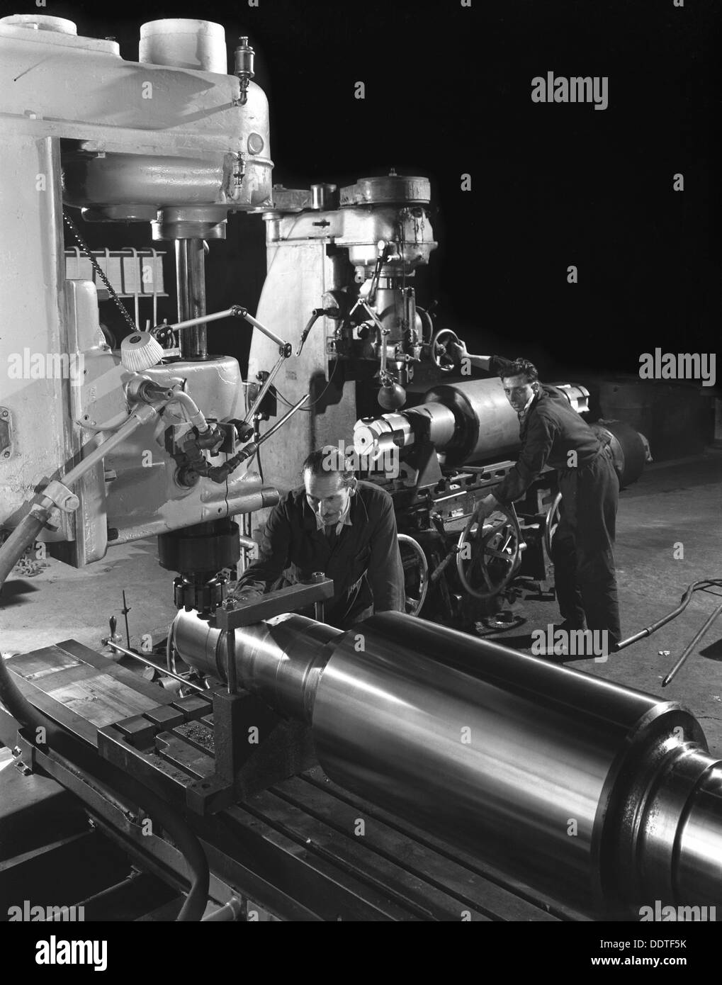 Bearbeitung einer fünf Fuß Walze auf einer Drehbank in Wombwell Gießerei, South Yorkshire, 1963.  Künstler: Michael Walters Stockfoto