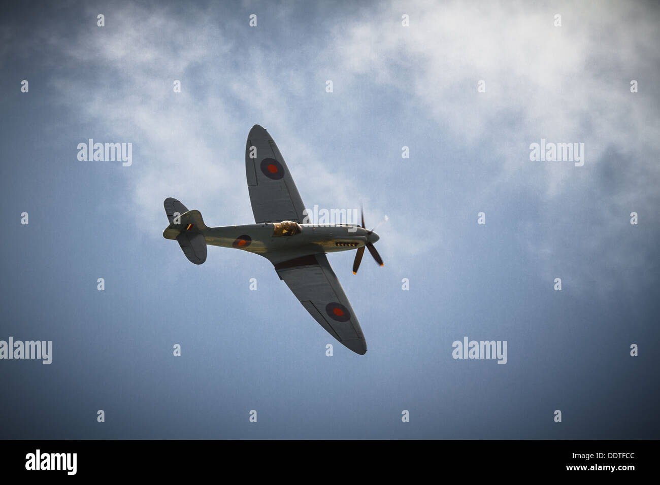 RAF Spitfire fliegen während der Airbourne Luftfahrt Anzeige in Eastbourne, Sussex UK Stockfoto