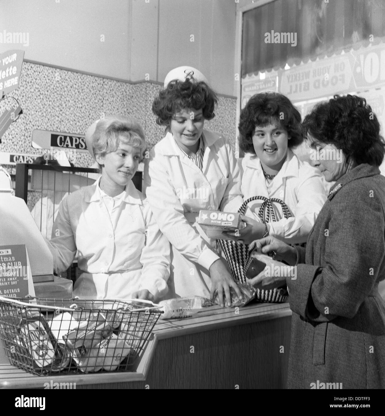 Kasse-Mädchen in einem Supermarkt öffnen, Brough Ltd, Thurnscoe, South Yorkshire, 1963. Künstler: Michael Walters Stockfoto