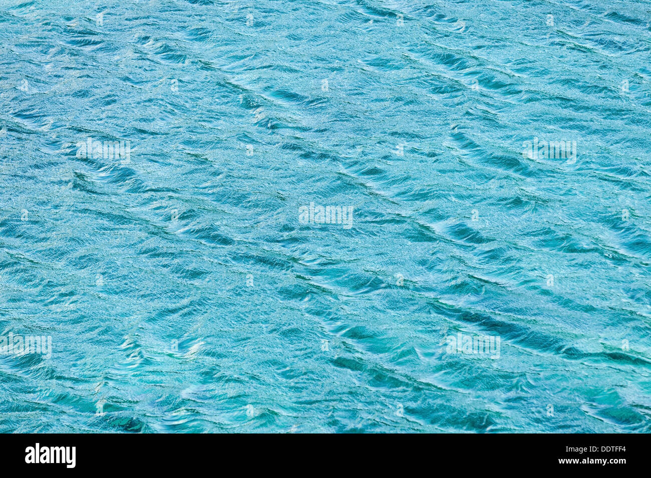 Hellen Meerwasser mit Kräuselung. Natürliche Hintergrundtextur Stockfoto