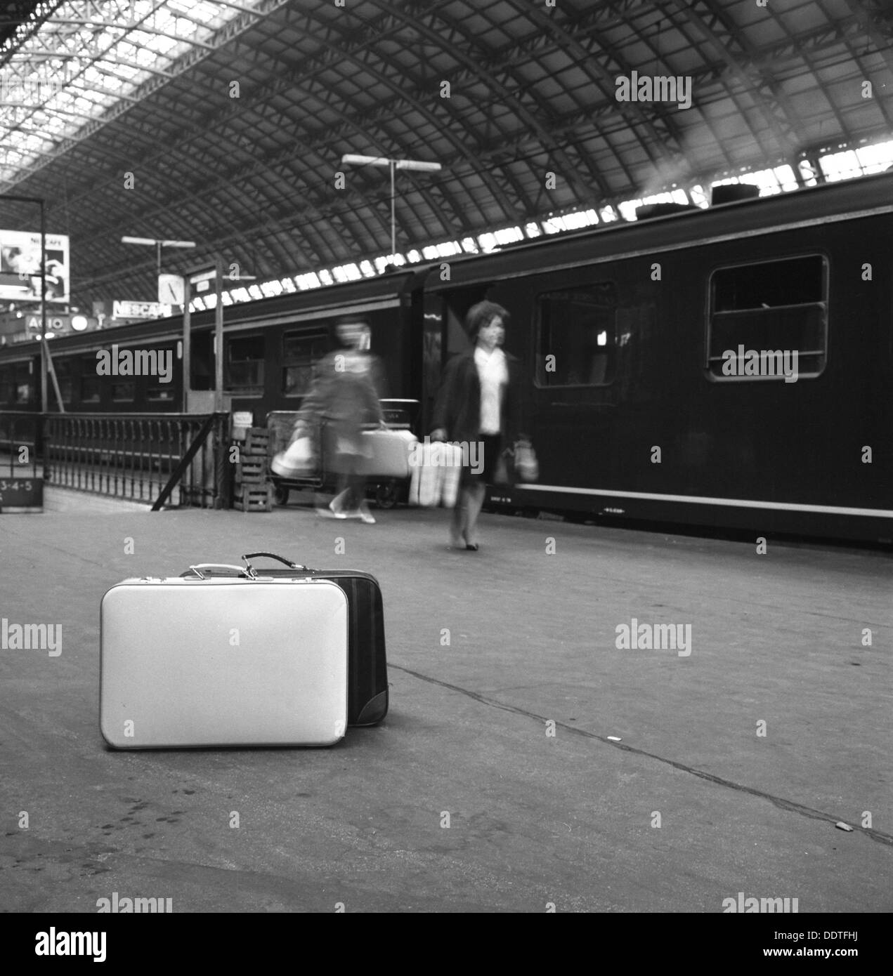 Reisende auf einer Plattform, Centraal Station, Amsterdam, Niederlande, 1963. Künstler: Michael Walters Stockfoto