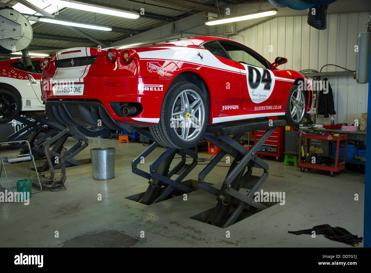 Ferrari F430 track Auto verwendet für Silverstone Fahrerlebnisse auf einer Rampe in der Garage am Rennen in Silverstone. Stockfoto