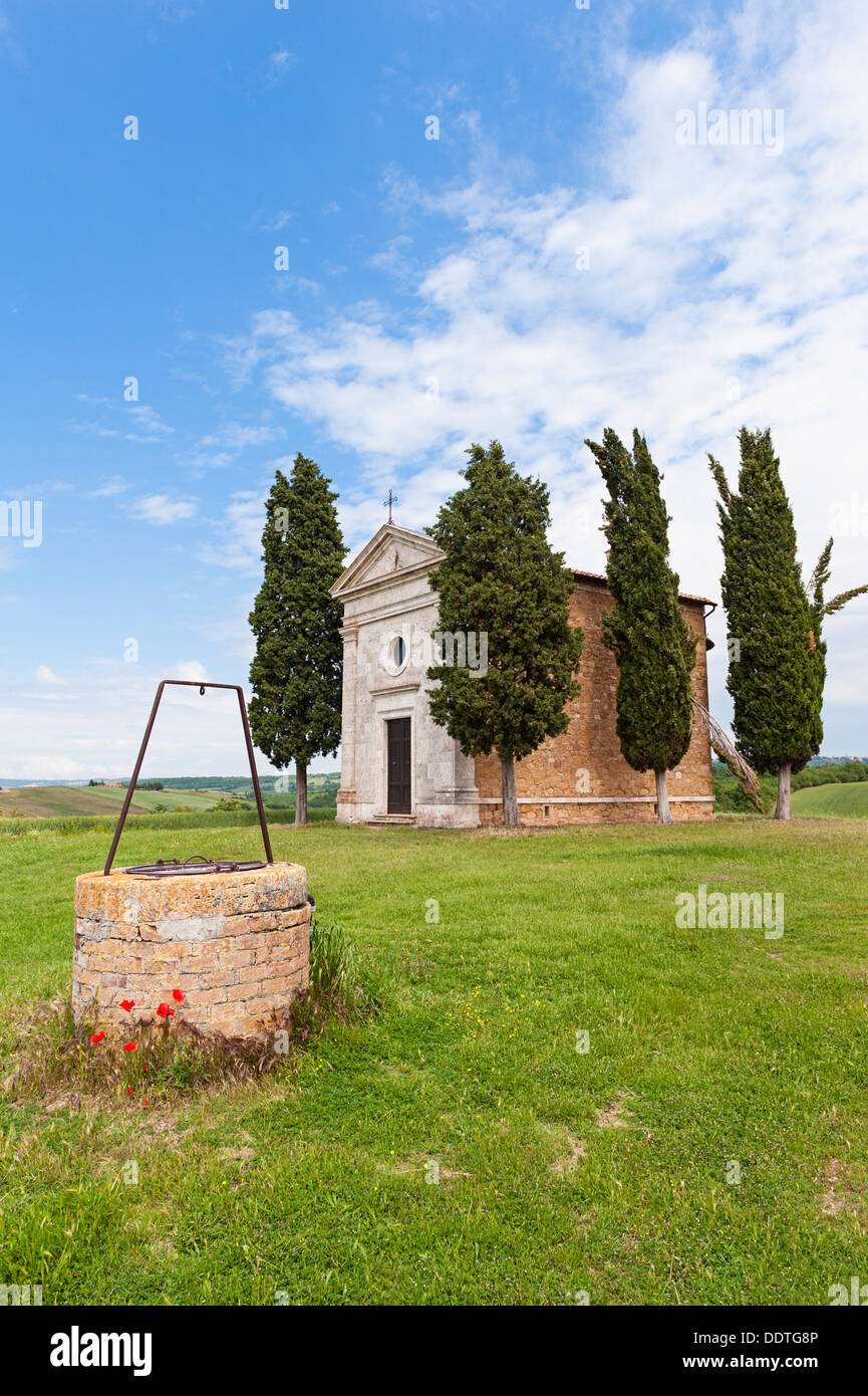 Alte Kapelle und Brunnen in der Toskana Stockfoto