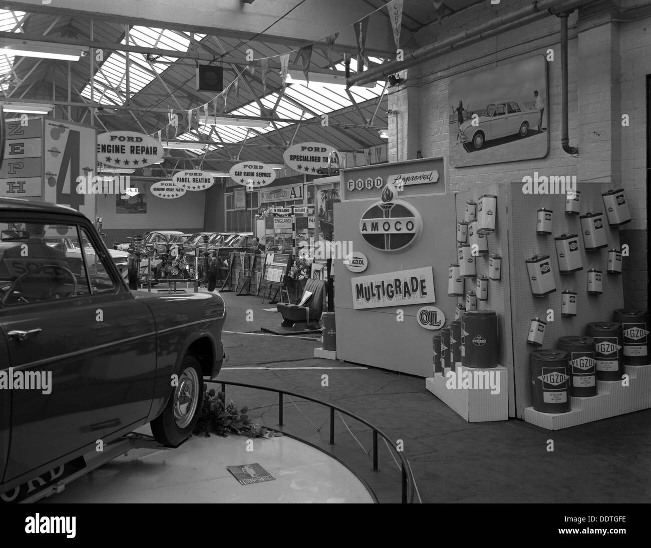 Ausstellung in einem Ford-Händler in Rotherham, South Yorkshire, 1964.  Künstler: Michael Walters Stockfoto