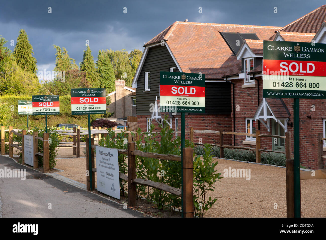 Verkauft und für Verkauf Zeichen außerhalb neu gebauten Häusern in Hindhead Haslemere Surrey Stockfoto