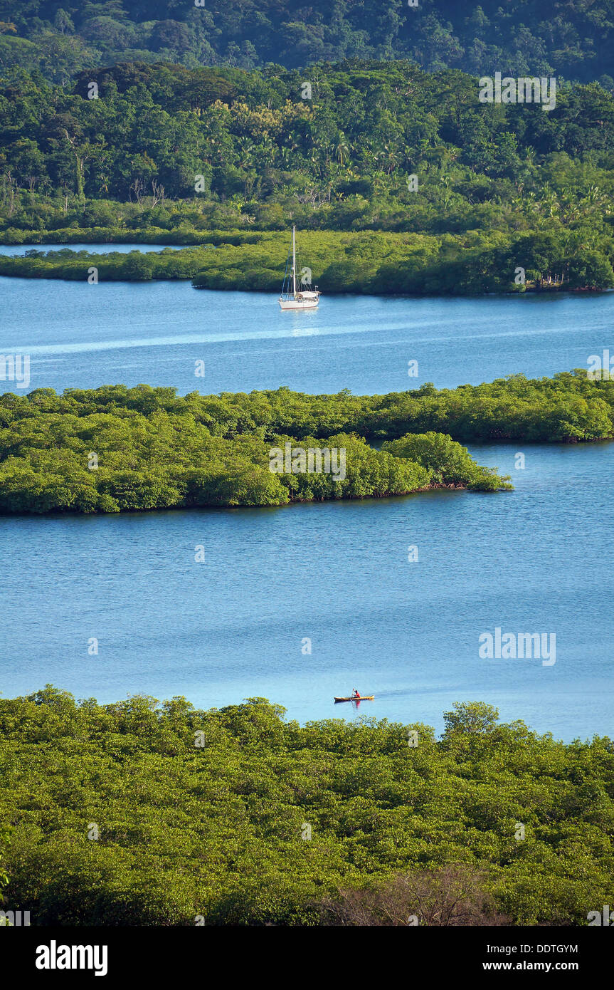 Tropische Landschaft mit Mangroven-Inseln im Archipel von Bocas del Toro, Karibik, Panama Stockfoto