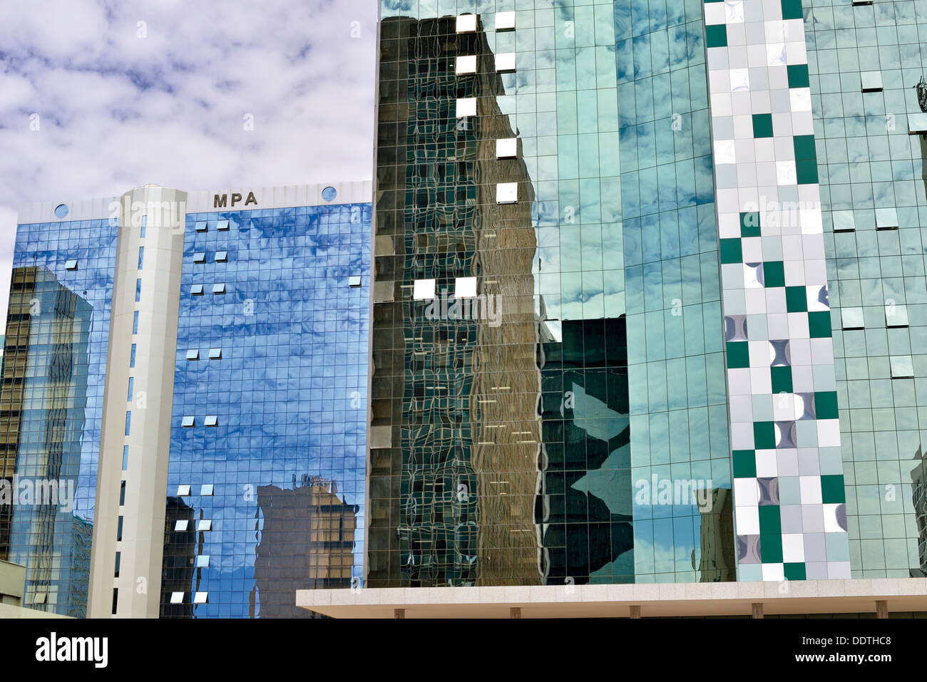Brasilien, Brasilia: Moderne Glastürmen der nationalen Finanzplätze Stockfoto