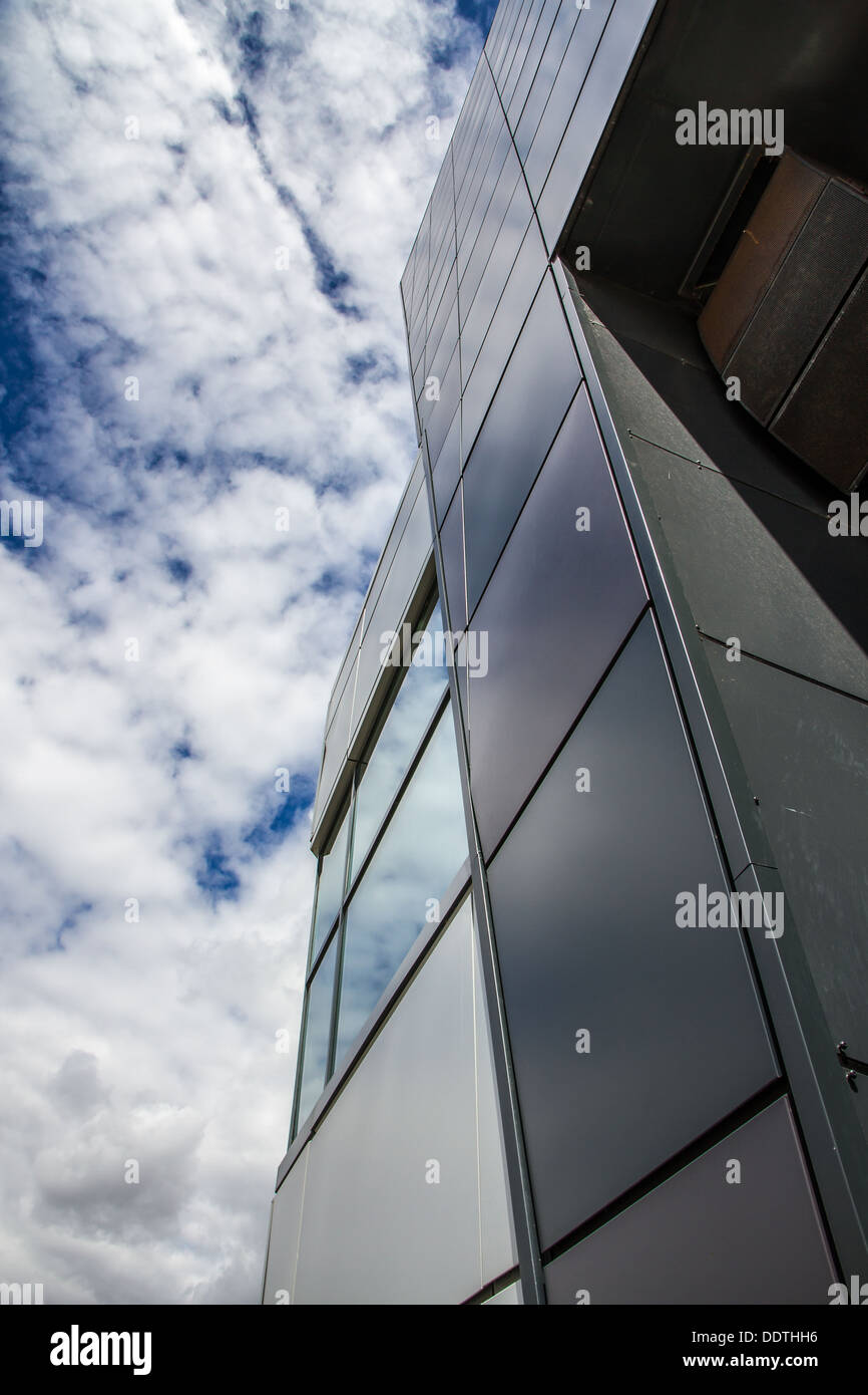 Architektonisches Detail der neuen Flügel Grube Gebäude am Rennen in Silverstone, England. Stockfoto