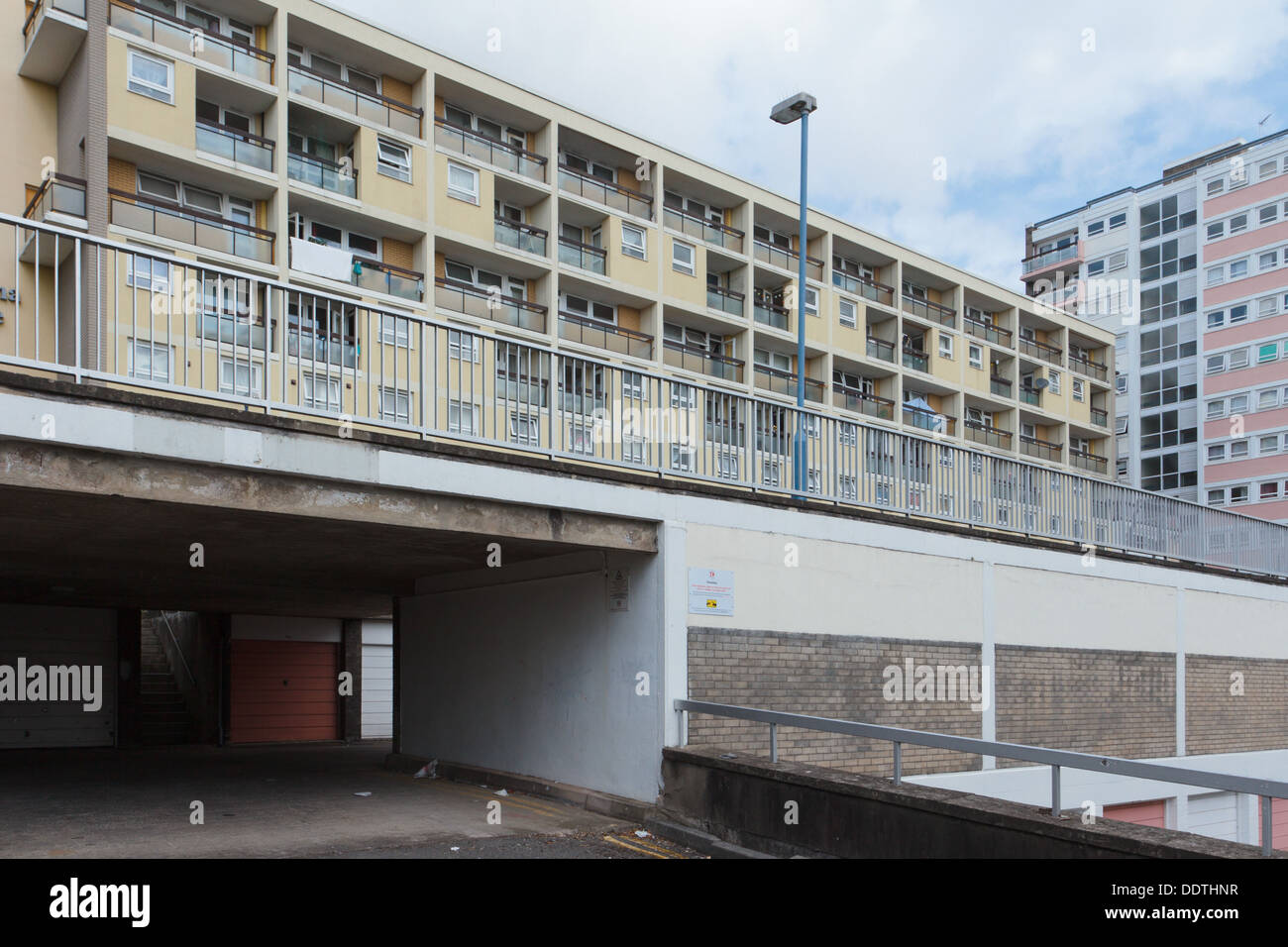 Dove Straße Wohnungen, 1960er Jahre Sozialwohnungen Block von Stadt Architekten-Abteilung, Bristol, über Garagen. Stockfoto