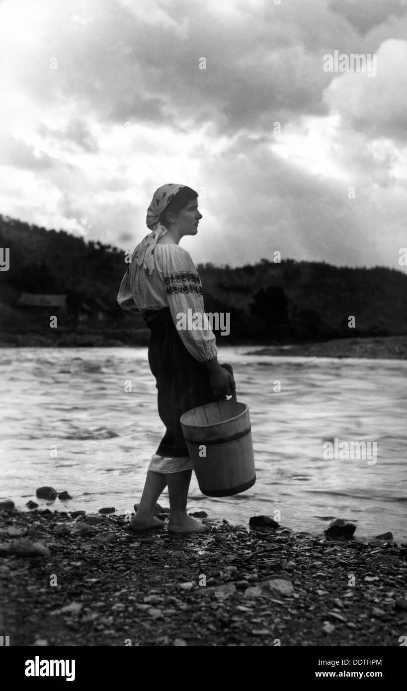 Junge Frau mit einem Eimer, Bistrita Tal, Moldawien, Nord-Ost Rumänien, c1920-c1945. Künstler: Adolph Chevalier Stockfoto