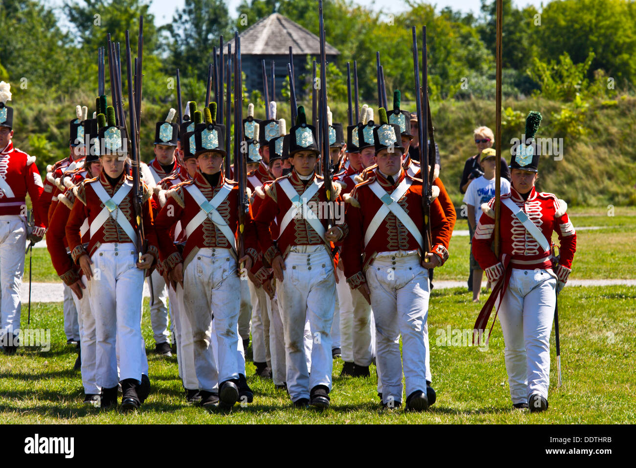 Re-Inszenierung des Krieges von 1812 Fort George Niagara auf dem Lake Ontario Kanada Infanterie marschieren Stockfoto