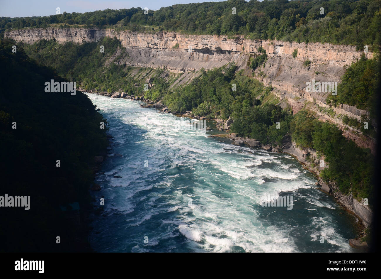 Über tosenden Stromschnellen Stockfoto