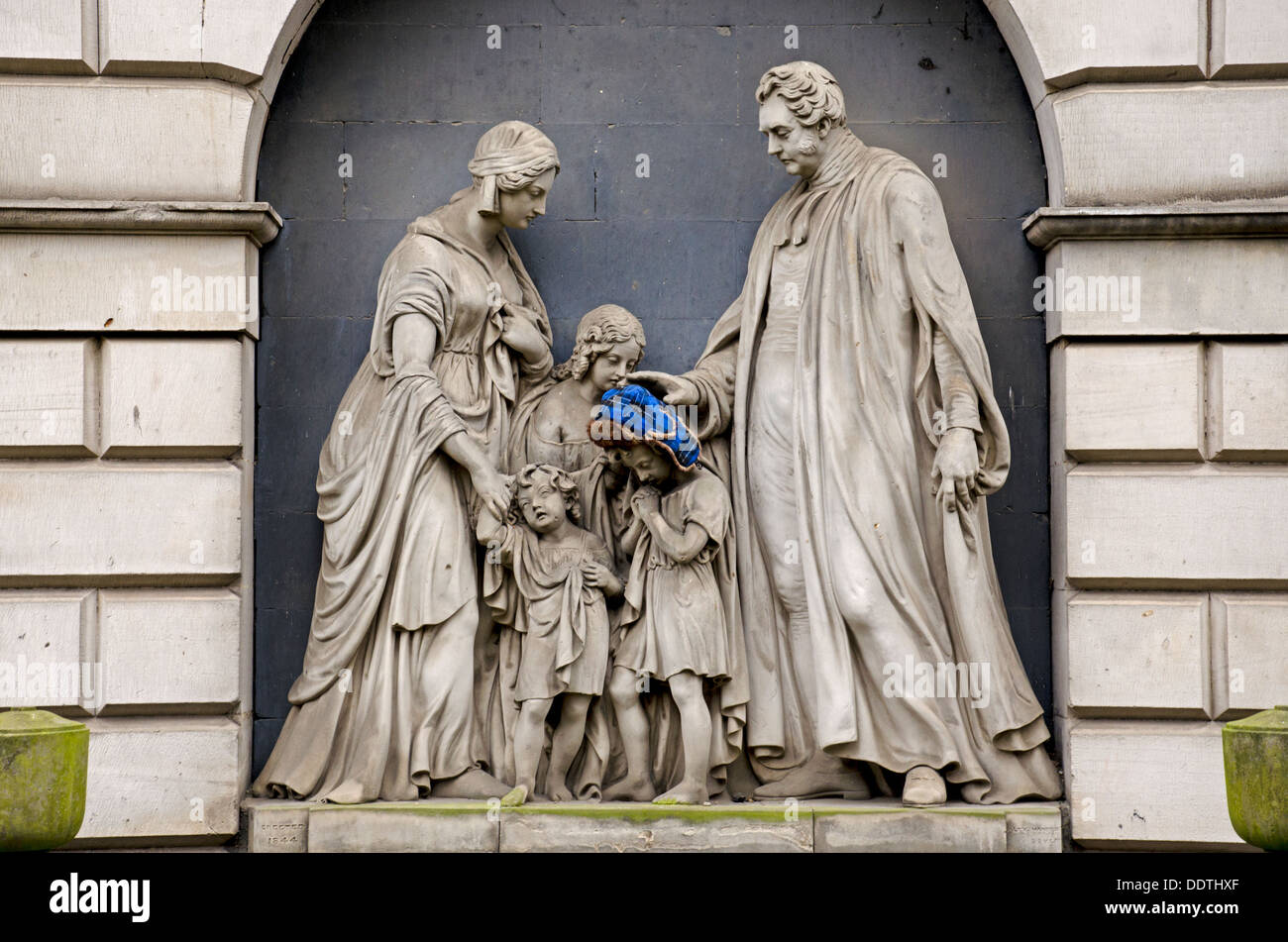 Ein Trapper Hut wurde eine Skulptur eines Kindes in St Cuthbert Kirchhof, Edinburgh hinzugefügt. Stockfoto