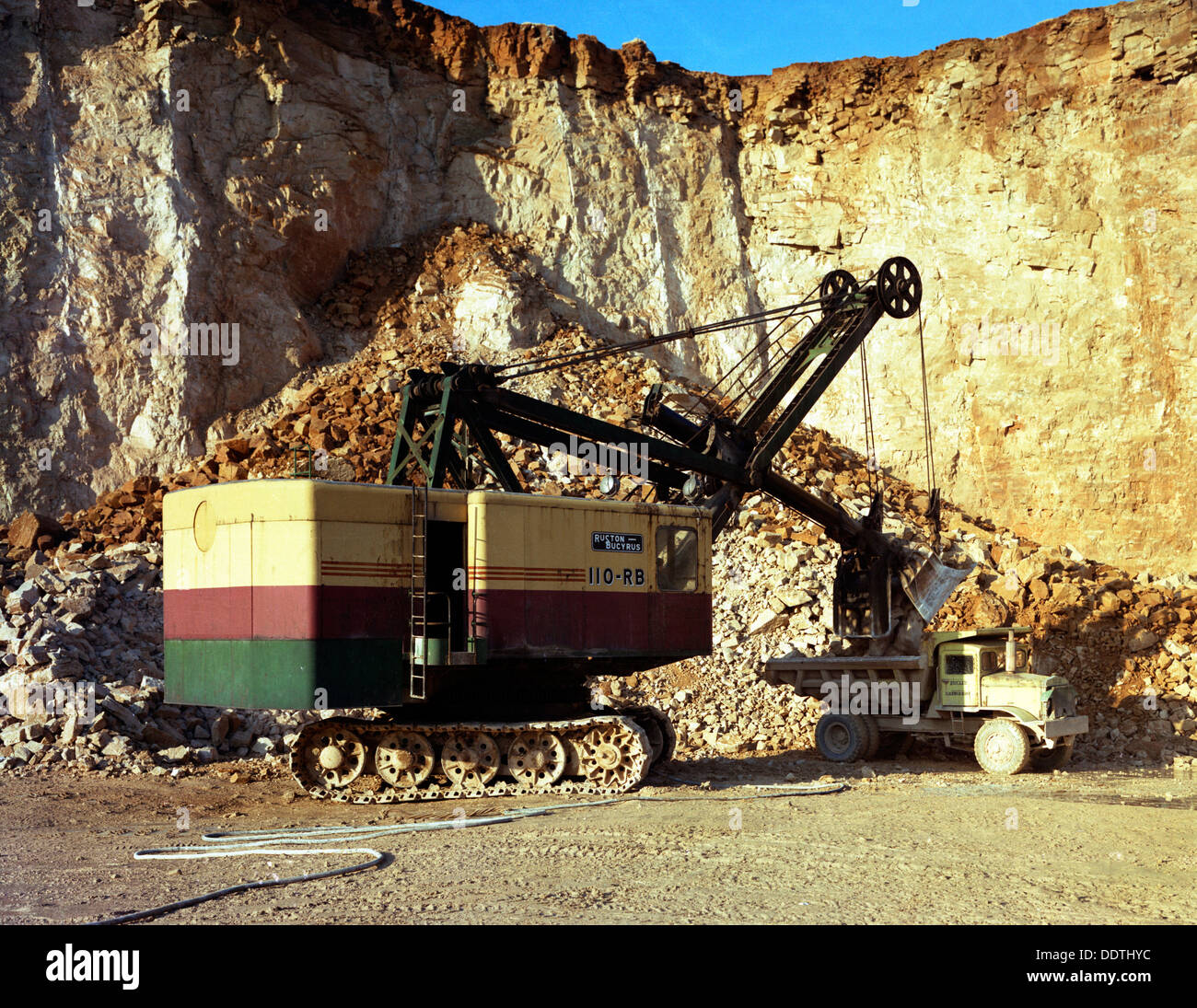Ruston-Bucyrus 110-RB Gesicht Schaufel Laden einem Euclid Dumper, Steetley Steinbruch, Nottinghamshire, 1967. Künstler: Michael Walters Stockfoto
