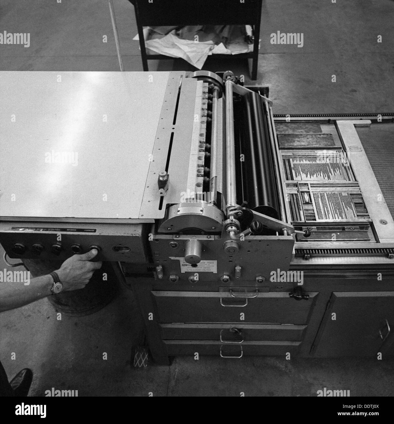 Ein Proof Press mit Platten an die weiße Rose drücken, Mexborough, South Yorkshire, 1968.  Künstler: Michael Walters Stockfoto