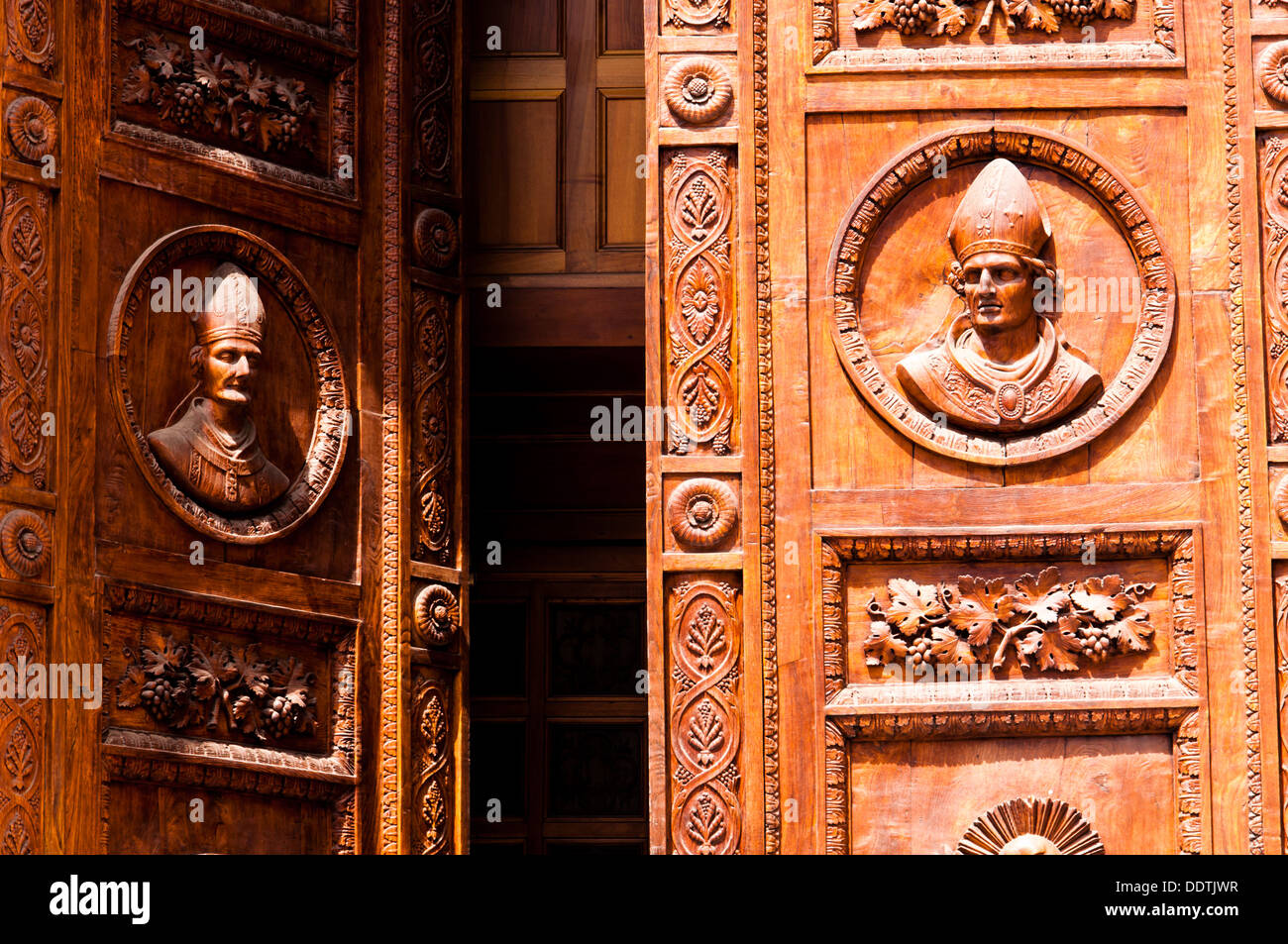 fein geschnitzte hölzerne Kirchentür Stockfoto