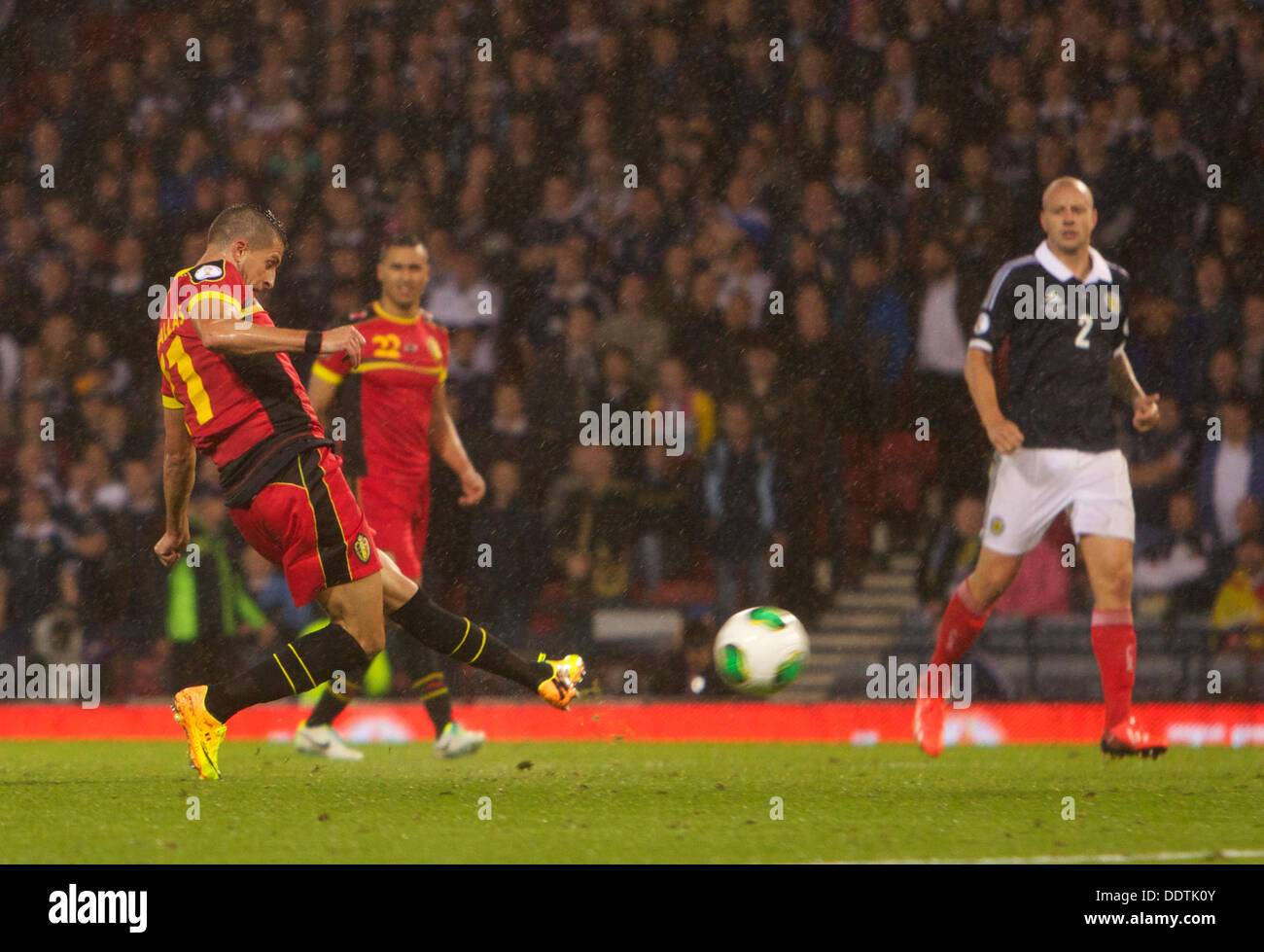 Glasgow, Schottland. 06. September 2013. Bisuits Kevin Mirallas Partituren seiner Seite 2-0 während der World Cup Brasilien 2014 Qualifier International aufstellen match zwischen Schottland und Belgien, vom Stadion Hampden Park, Glasgow. Bildnachweis: Aktion Plus Sport/Alamy Live-Nachrichten Stockfoto