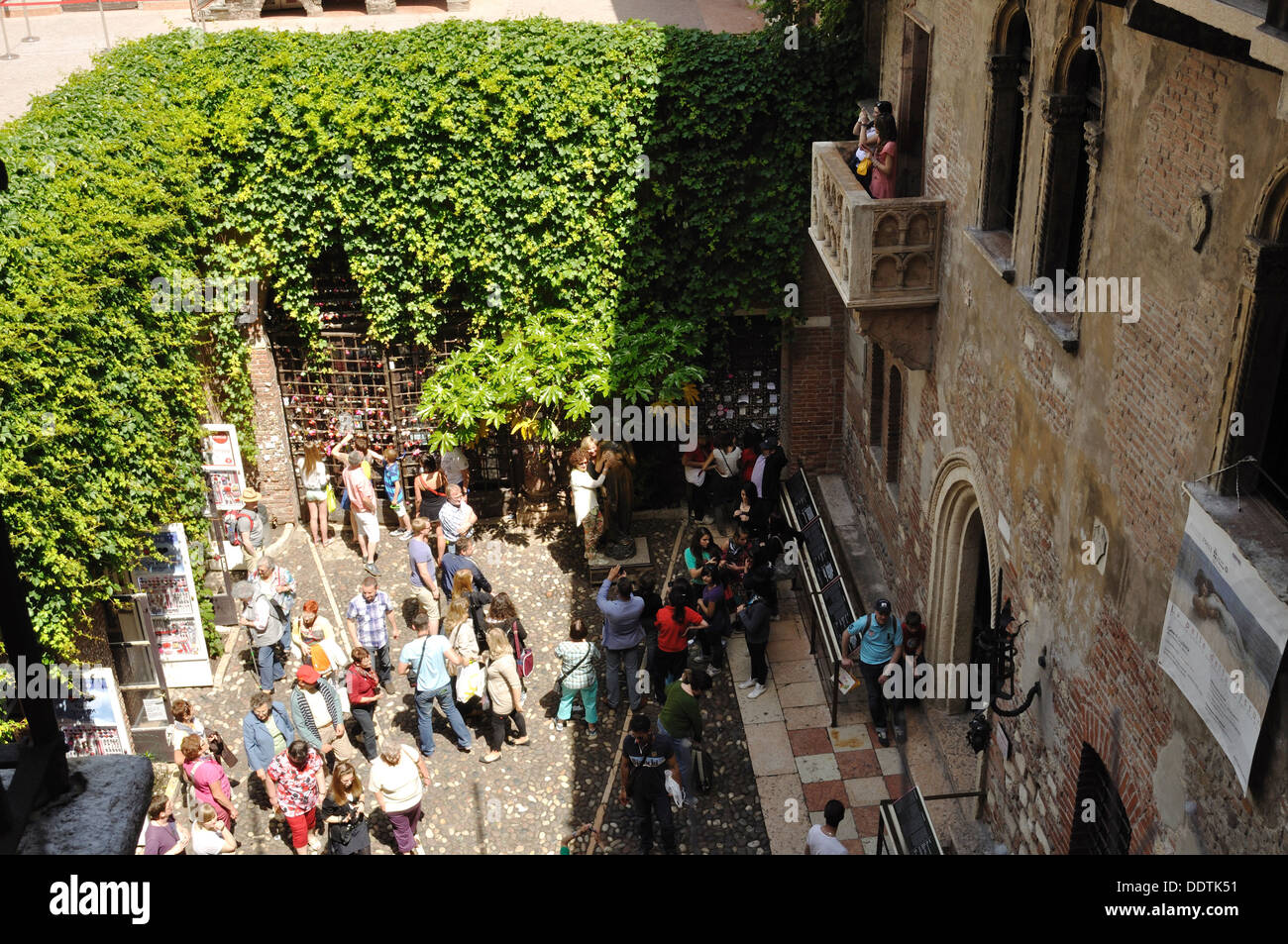 Innenhof der Casa Di Giulietta, Verona, mit zwei Möchtegern Juliets auf dem Balkon. Stockfoto