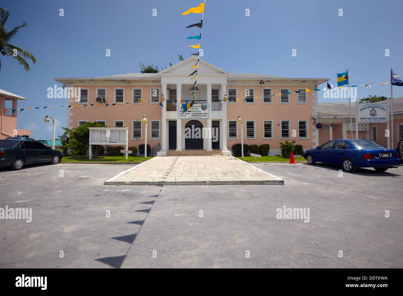 Verwaltungsgebäude und Postamt, George Town, Exuma Island, Bahamas, Karibik Stockfoto