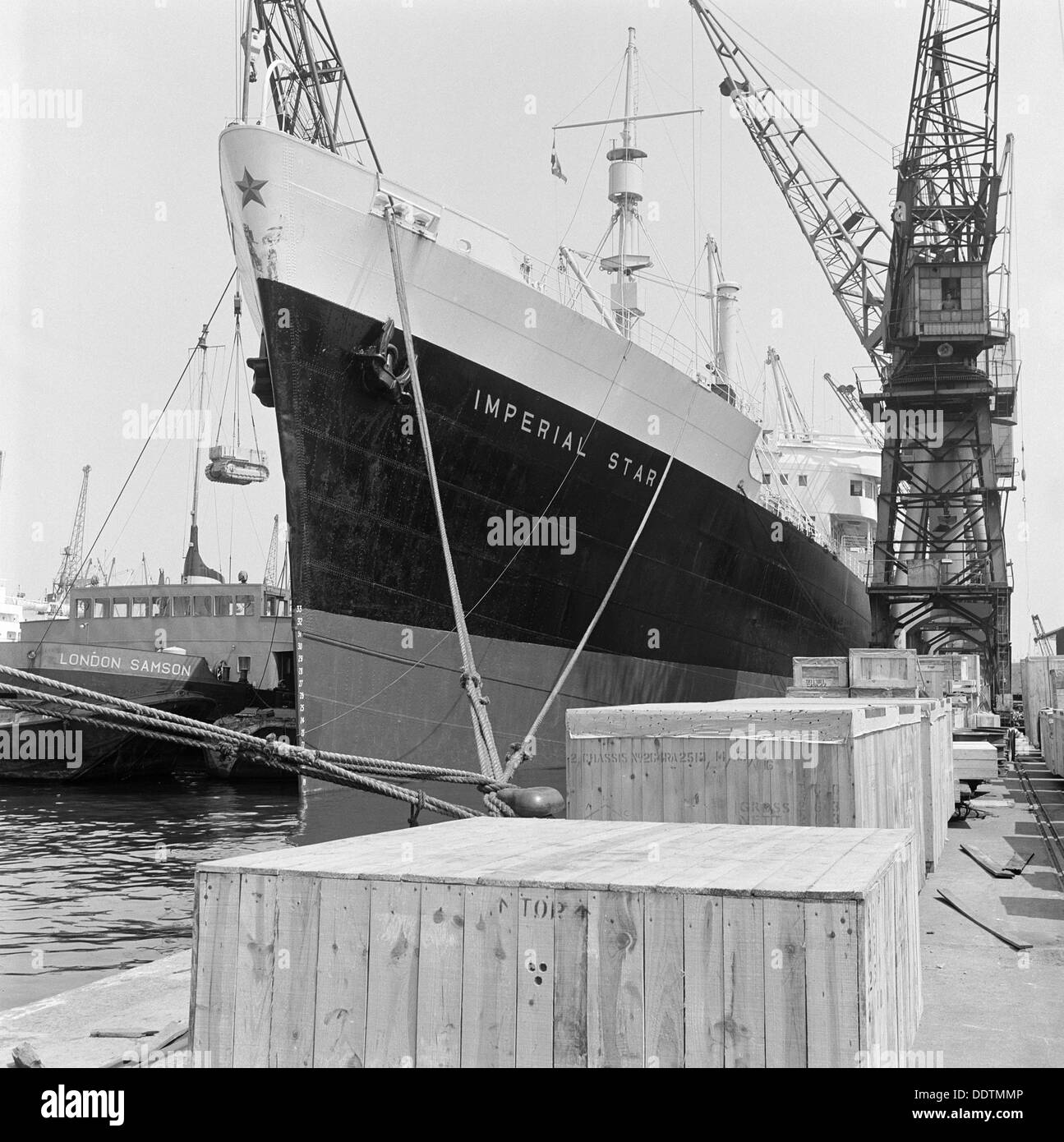 "Imperial Star" festgemacht an der London Docks, Juli 1965. Künstler: John Gay Stockfoto