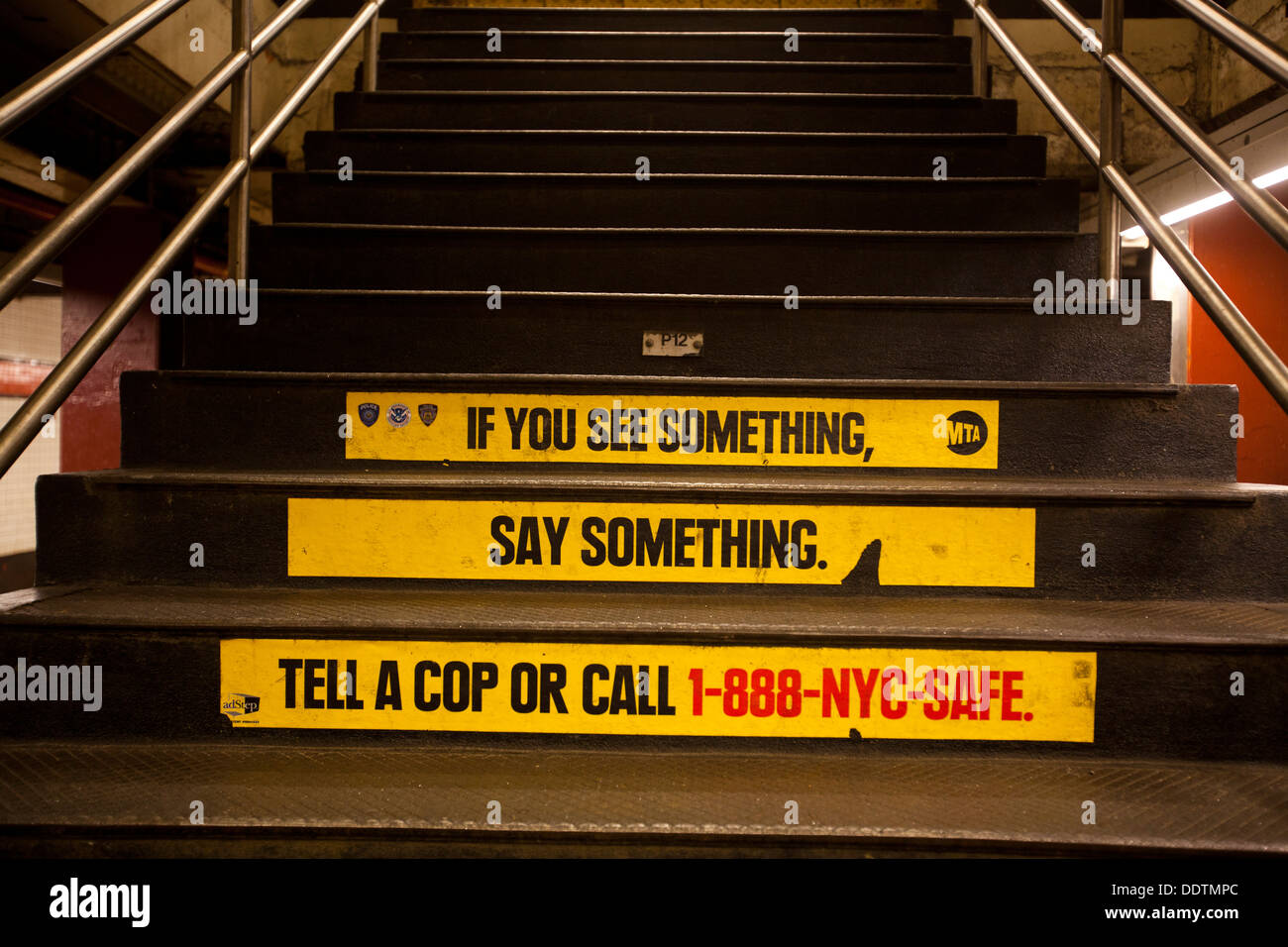 Warnschild, U-Bahn, Manhattan, New York, Vereinigte Staaten von Amerika Stockfoto