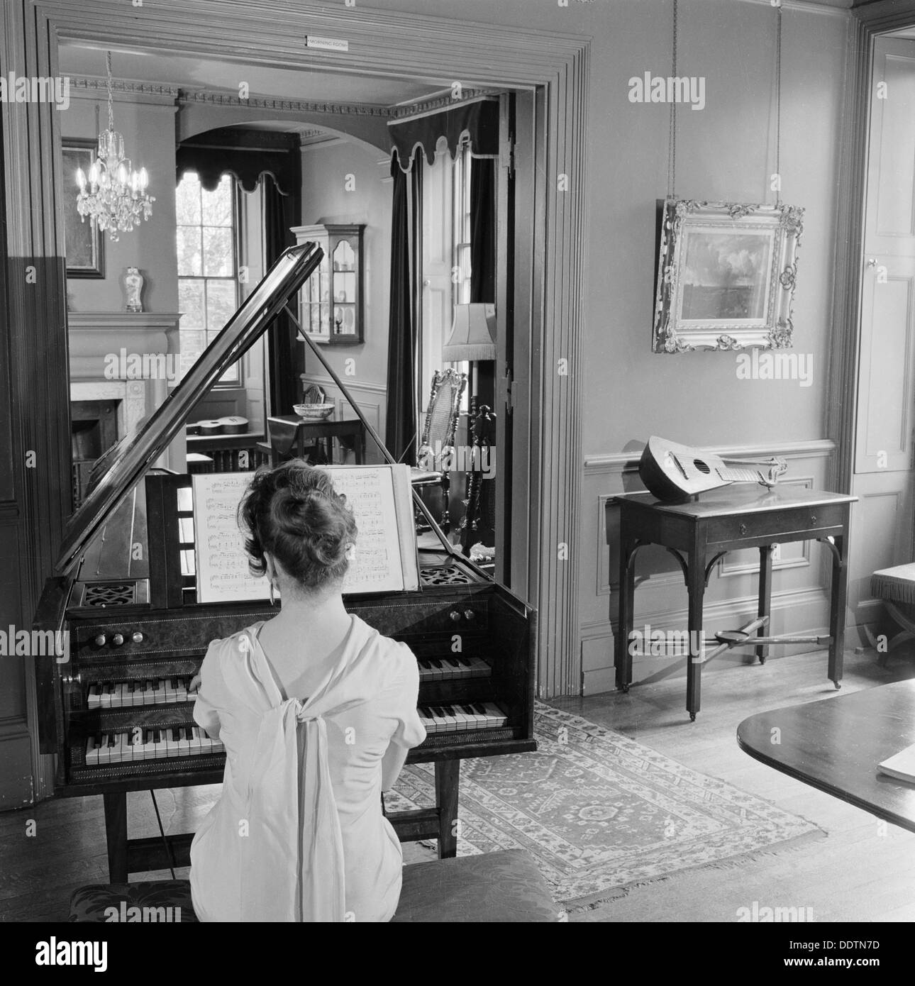 Frau im Abendkleid spielen das Cembalo, Fenton House, London, 1960-1965. Künstler: John Gay Stockfoto