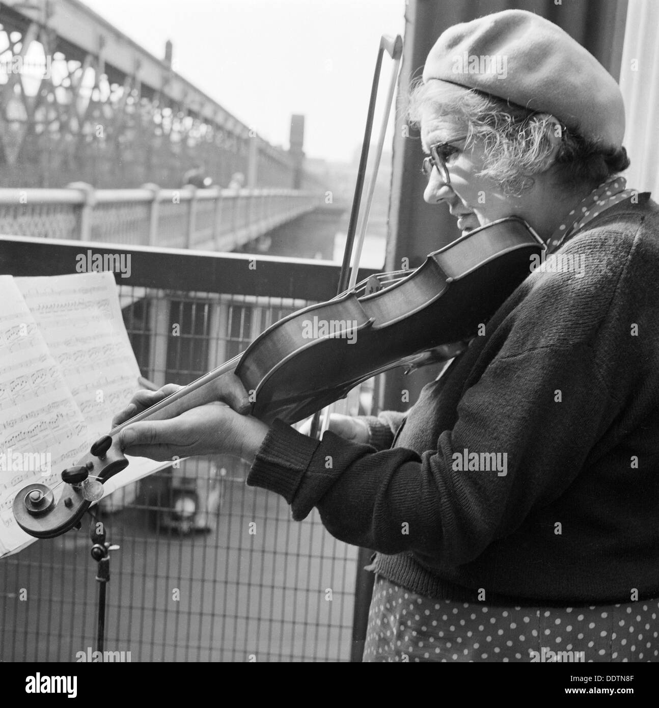 Frau Straßenmusiker spielen der Violine, Hungerford Bridge, London, 1946-1959. Künstler: John Gay Stockfoto