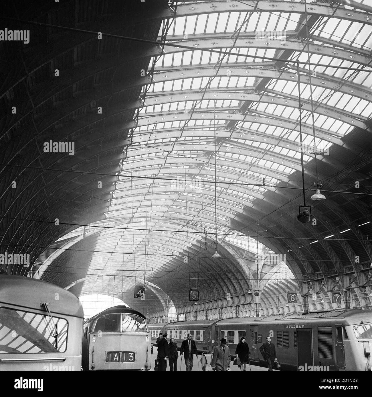 Bahnsteige 4 und 5, Bahnhof Paddington, London, 1960-1972. Künstler: John Gay Stockfoto
