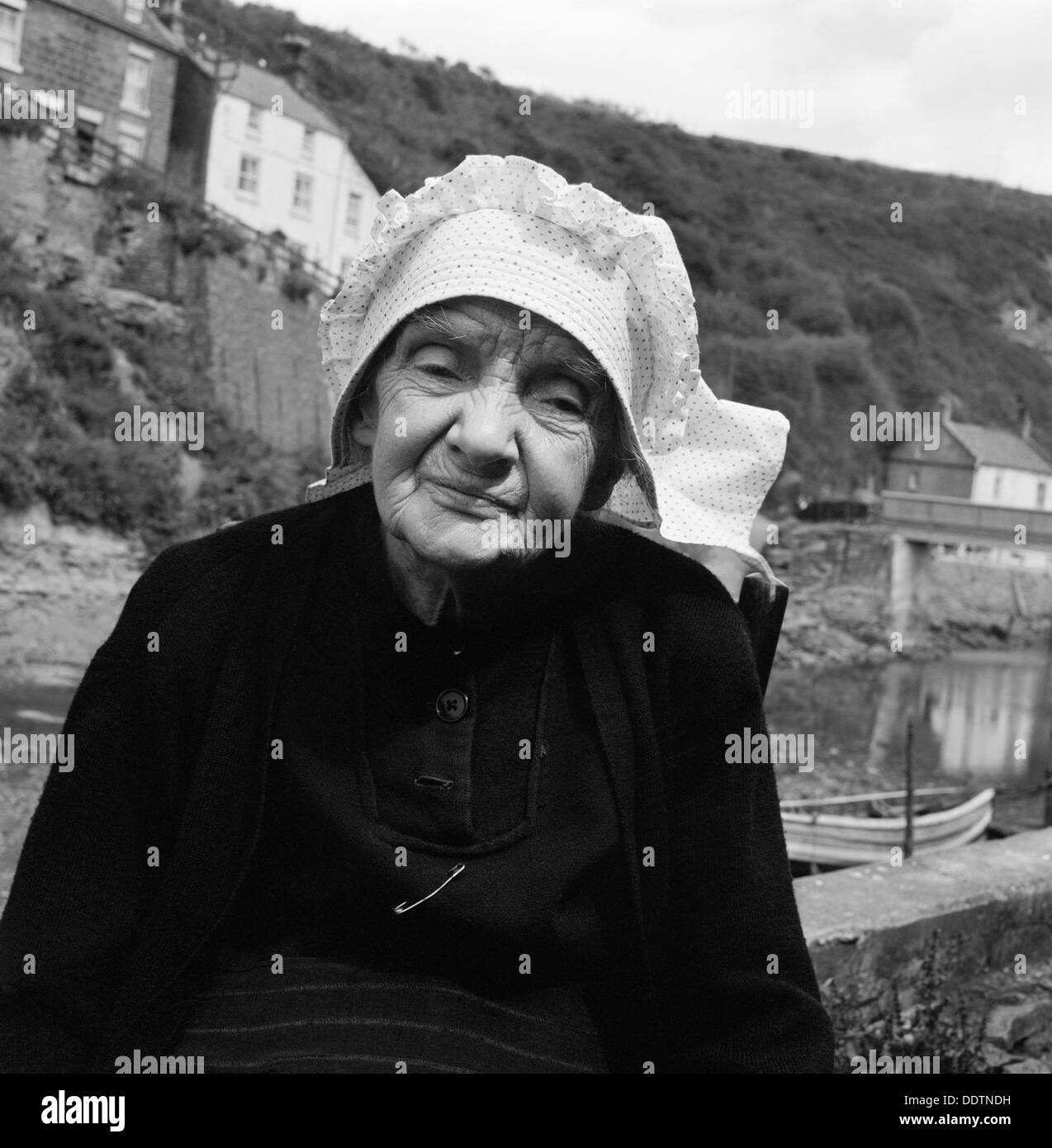 Frau Verrill, im Alter von 85, Staithes, North Yorkshire, 1956. Künstler: John Gay Stockfoto