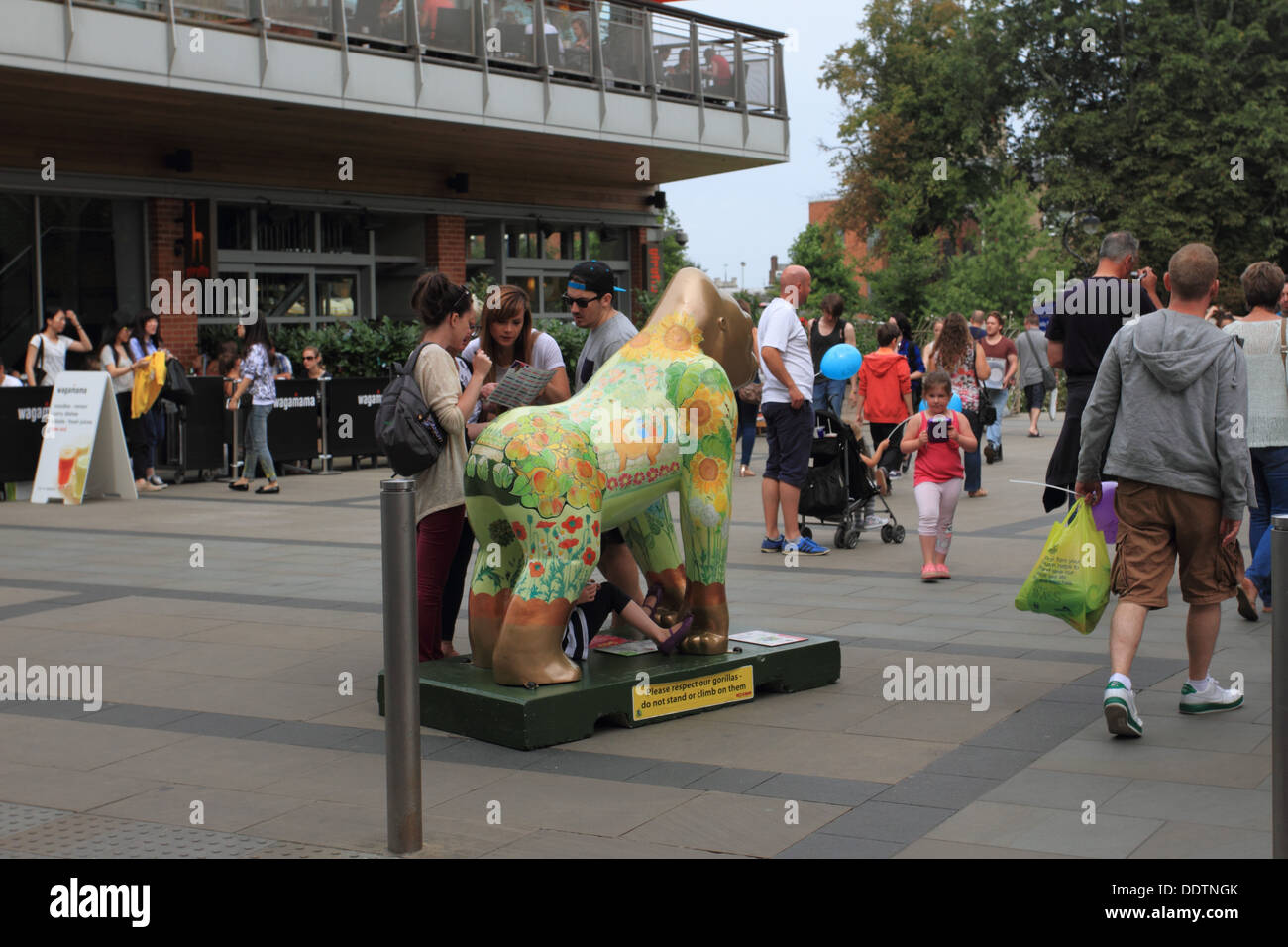 Die GoGoGorillas im freien Kunst Trail sind die 54 lebensgroße und 67 Baby Gorillas an verschiedenen Orten rund um Norwich Stockfoto