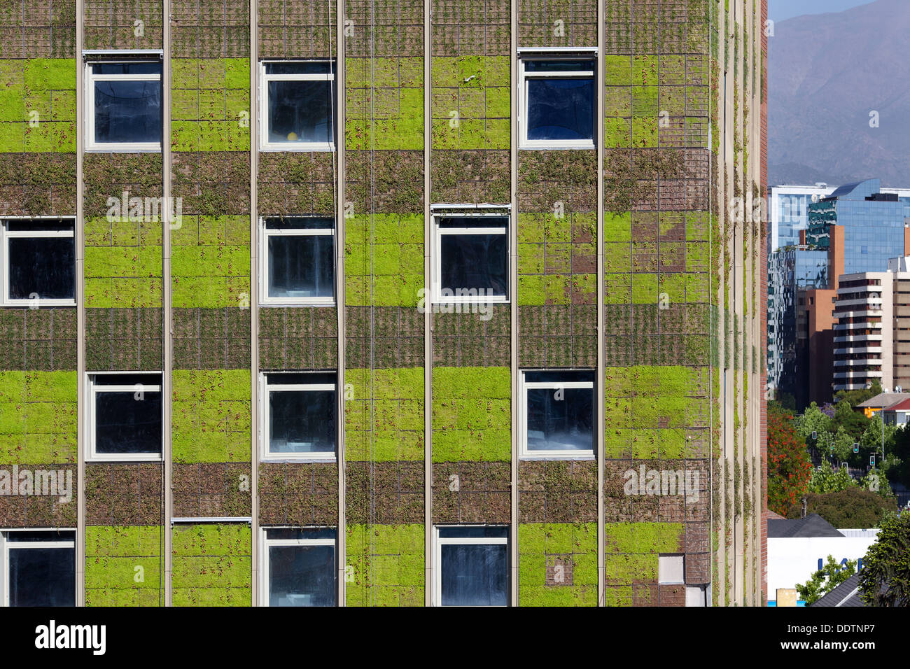 Grüne Fassade auf das neue Gebäude des Intercontinental Hotel, Santiago, Chile Stockfoto