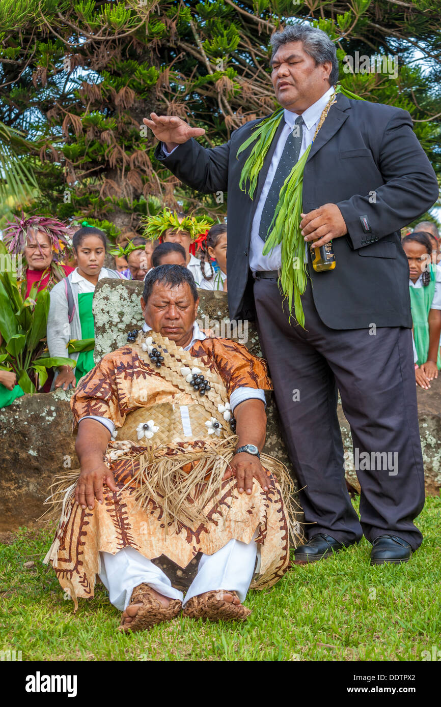 COOK INSELN - Aitutaki, Makirau Haurua während seines öffentlichen Investitur mit dem Teurukura Ariki Titel - South Pacific Stockfoto