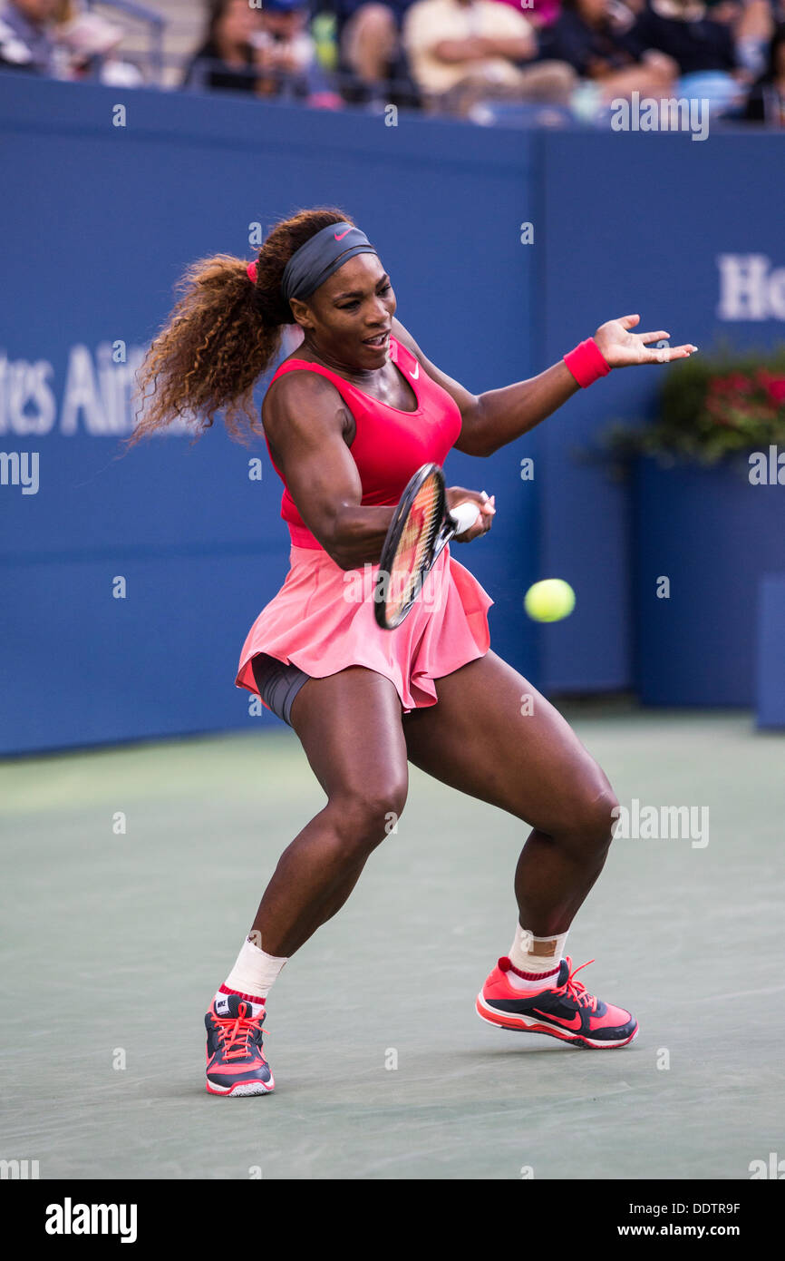 New York, USA. 6. September 2013. Serena Williams (USA) im Wettbewerb mit ihr Halbfinalspiel auf die 2013 uns Open Tennis Championships Credit: PCN Fotografie/Alamy Live News Stockfoto