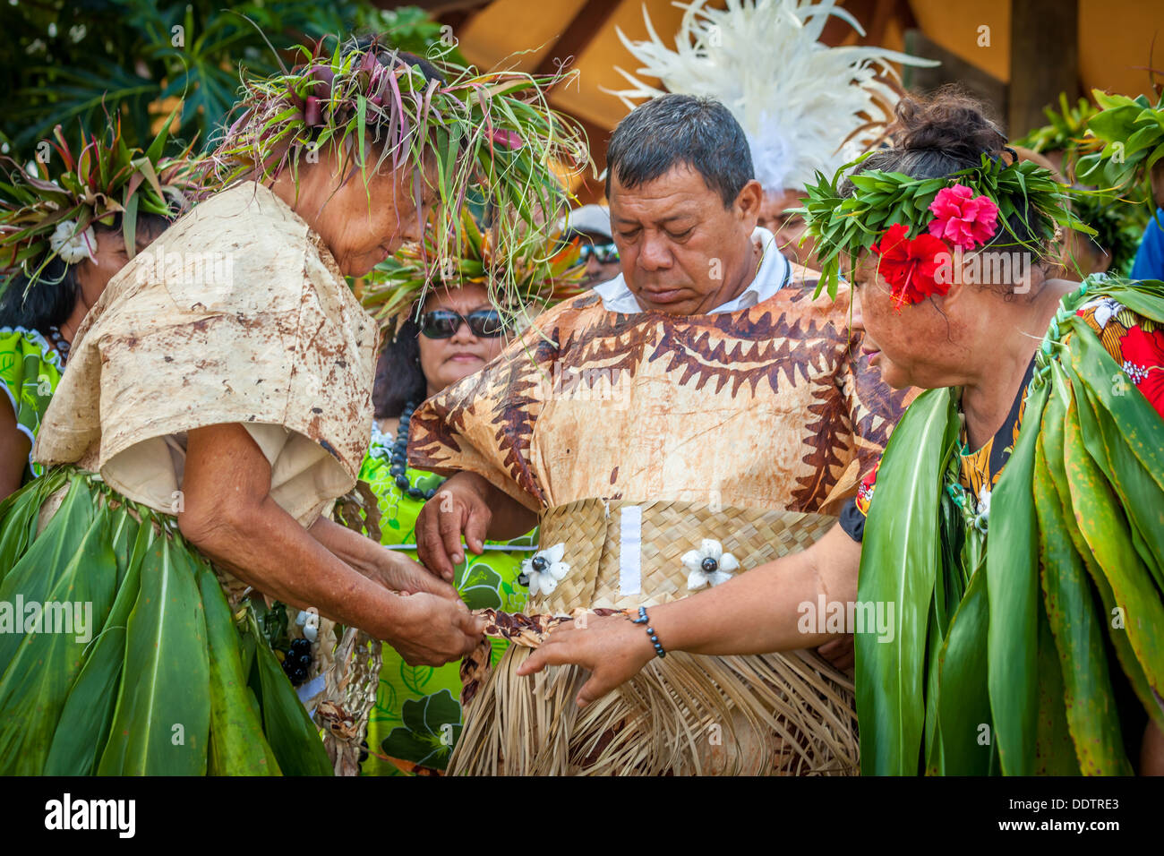 COOK INSELN - Aitutaki Island, Makirau Haurua tragen die traditionelle Kleidung für seine Antrittsrede mit dem Titel Teurukura Ariki Stockfoto