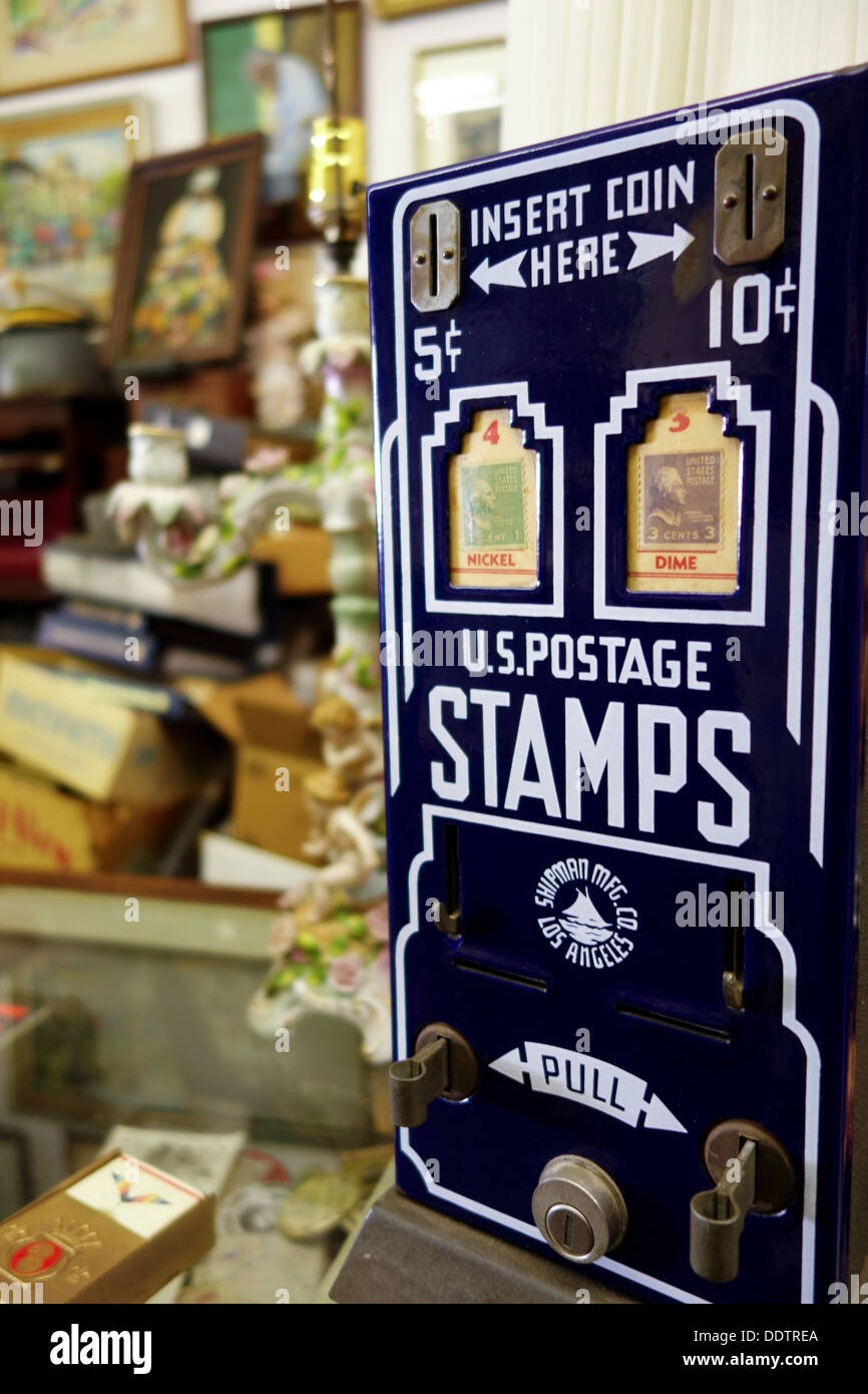 Eine alte Porto Maschine verkaufen US-Briefmarken in einem Antiquitätengeschäft Pittsburgh Stockfoto