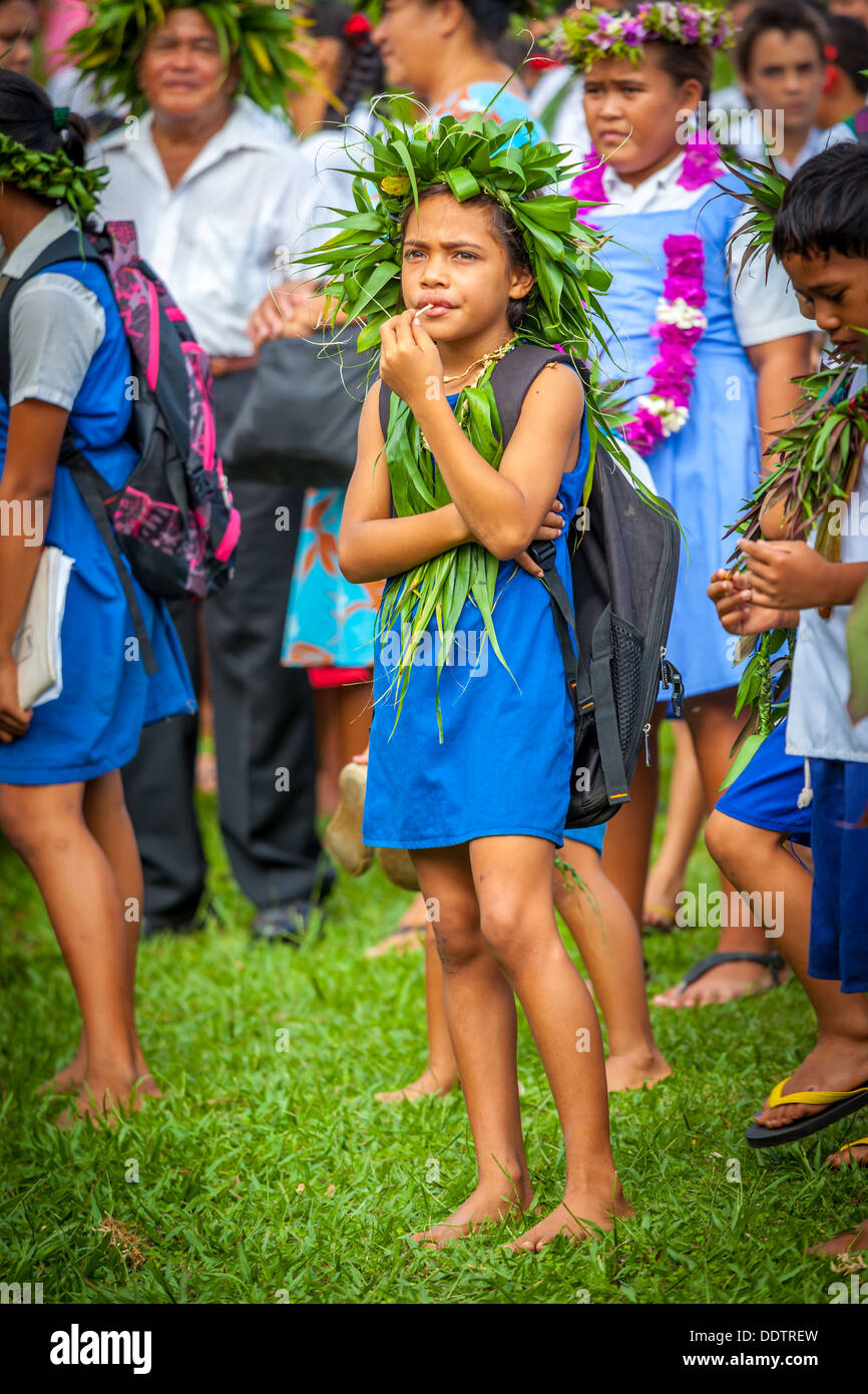 AITUTAKI - Junge Mädchen in traditionellen polynesischen Kostüm während der Parade der Amtseinführung von Makirau Haurua in Cook Inseln Stockfoto