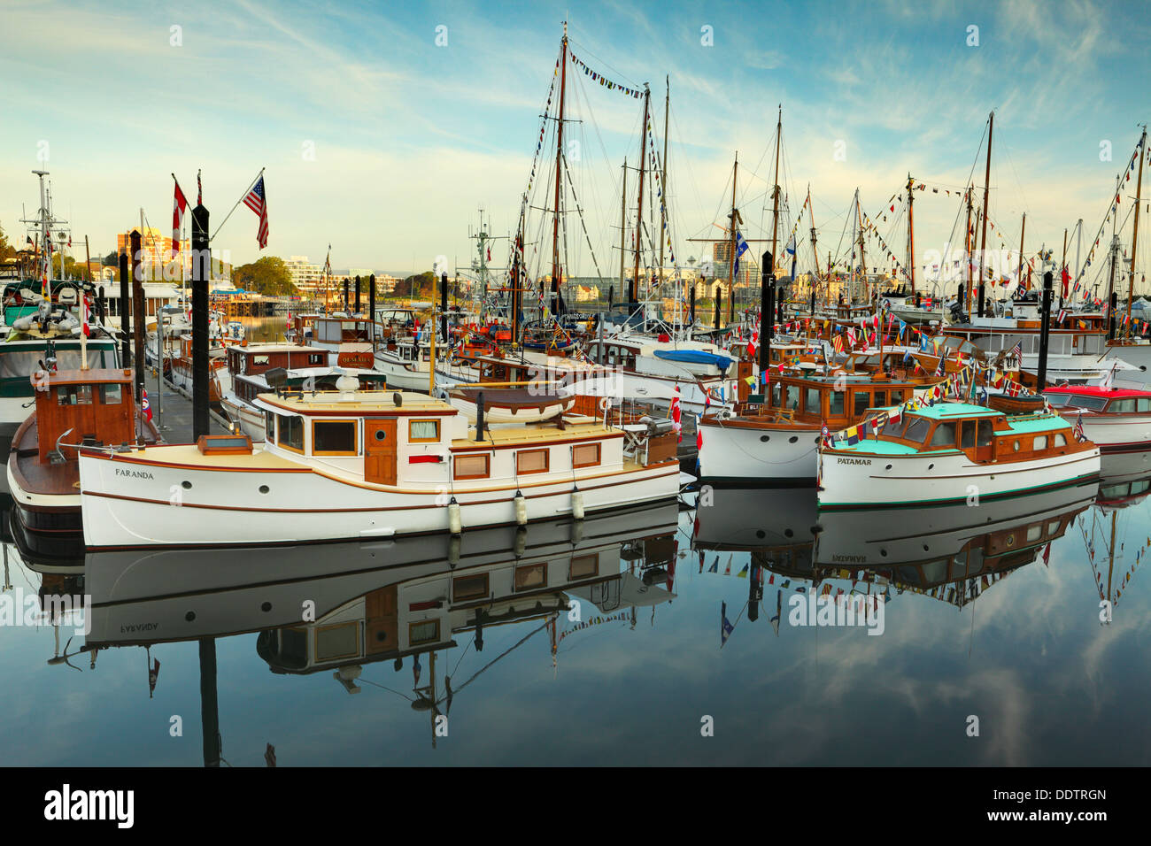 Klassische Boote und Reflexionen im Innenhafen bei Dämmerung-Victoria, British Columbia, Canada. Stockfoto