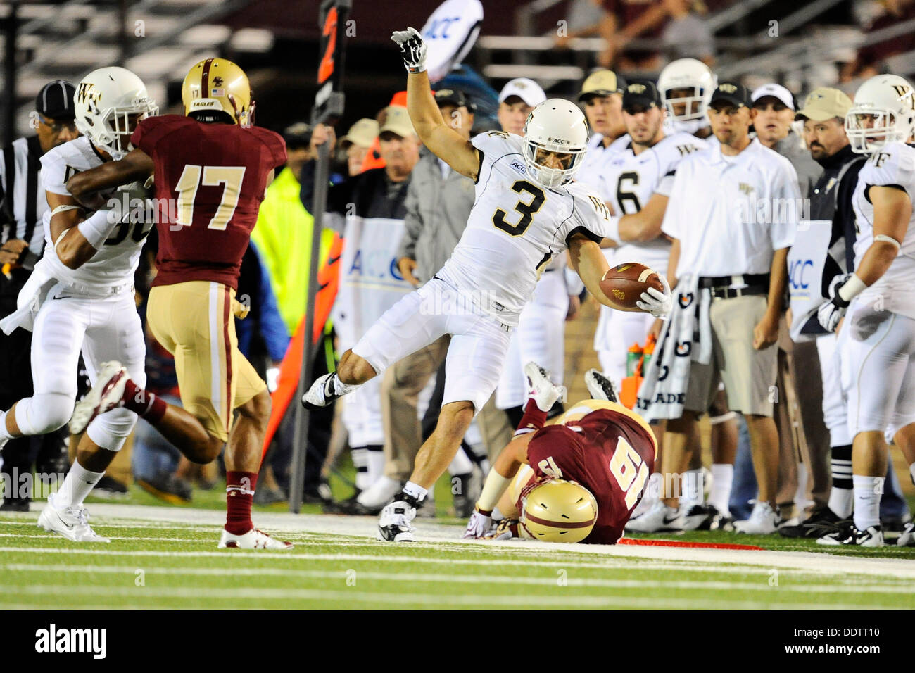 6. September 2013 - Chestnut Hill, Massachusetts, USA - 6. September 2013 - Chestnut Hill, Massachusetts, USA - Wake Forest Demon Deacons Wide Receiver Michael Campanaro (3) seinen Füßen, Köpfe als er versucht, in Grenzen bleiben so lange wie möglich während der NCAA Division ich Football-Spiel zwischen den Boston College Eagles die Wake Forest Dämonen im Alumni-Stadion in Chestnut Hill, Massachusetts statt. Eric Canha/CSM Stockfoto