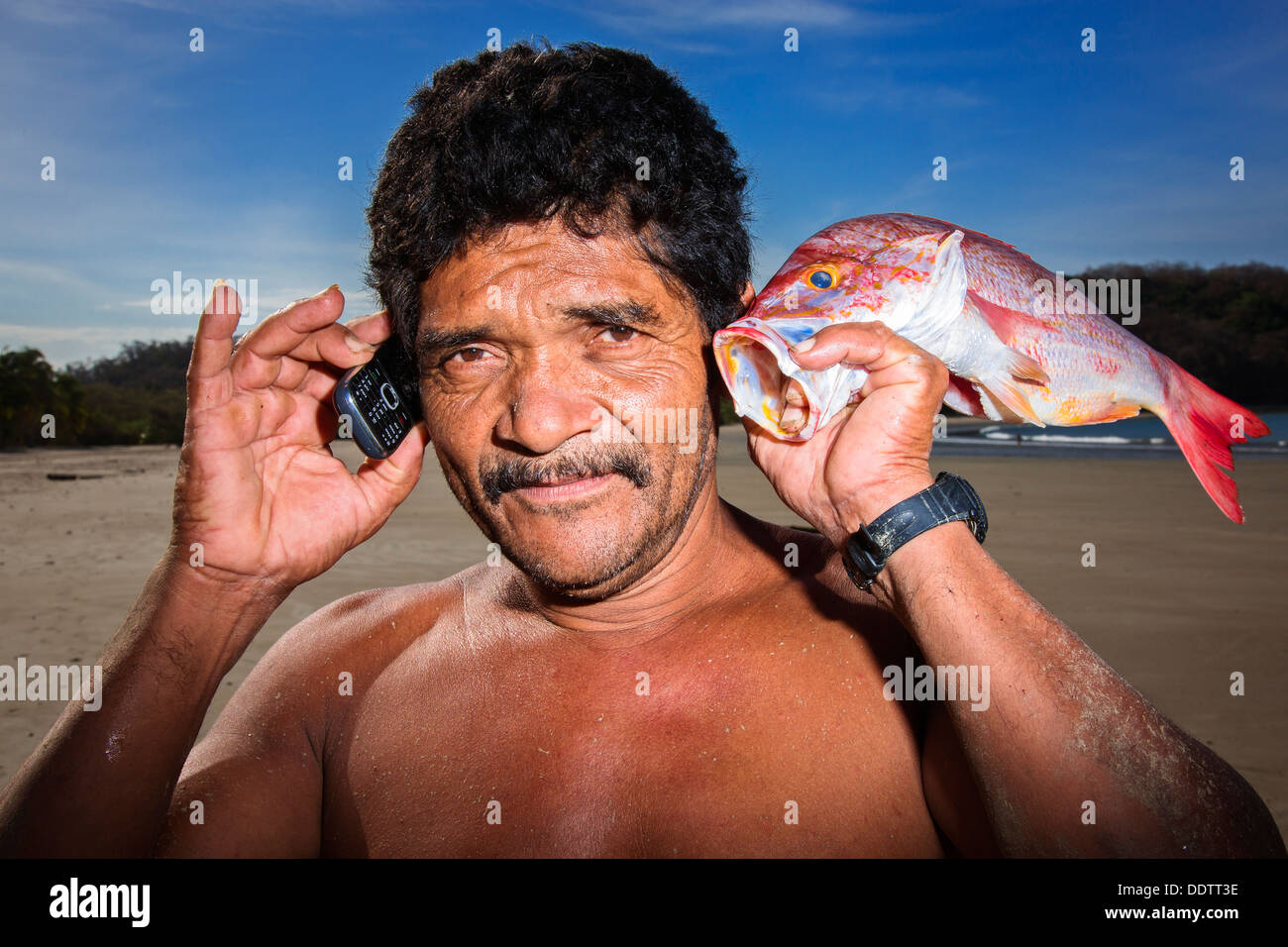 Ein Fischer in Costa Rica nutzt seinen Fisch in seinem Fang des Tages zu nennen. Stockfoto