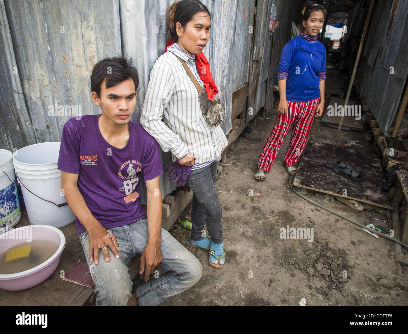 4. September 2013 - Bangkok, Thailand - kambodschanische Arbeiter entspannen nach der Bau-Schicht auf der Baustelle eines neuen high-Rise Wohnung / Eigentumswohnung Gebäude an der Soi 22 Sukhumvit Road in Bangkok. Die Arbeiter leben in den gewellten Metall Wohnheimen auf dem Gelände. Die meisten Arbeiter auf der Baustelle sind kambodschanischen Einwanderer. (Bild Kredit: Jack Kurtz/ZUMAPRESS.com ©) Stockfoto